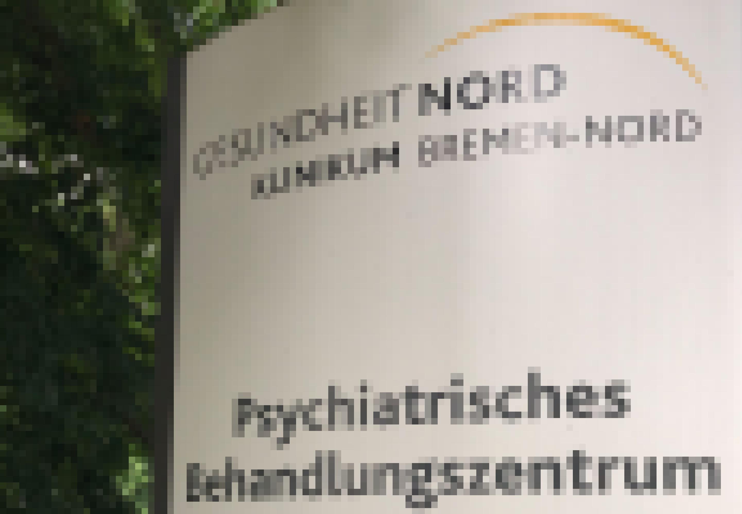 Ein Schild mit der Aufschrift „Gesundheit Nord, Klinikum Bremen-Nord, Psychiatrisches Behandlungszentrum“.