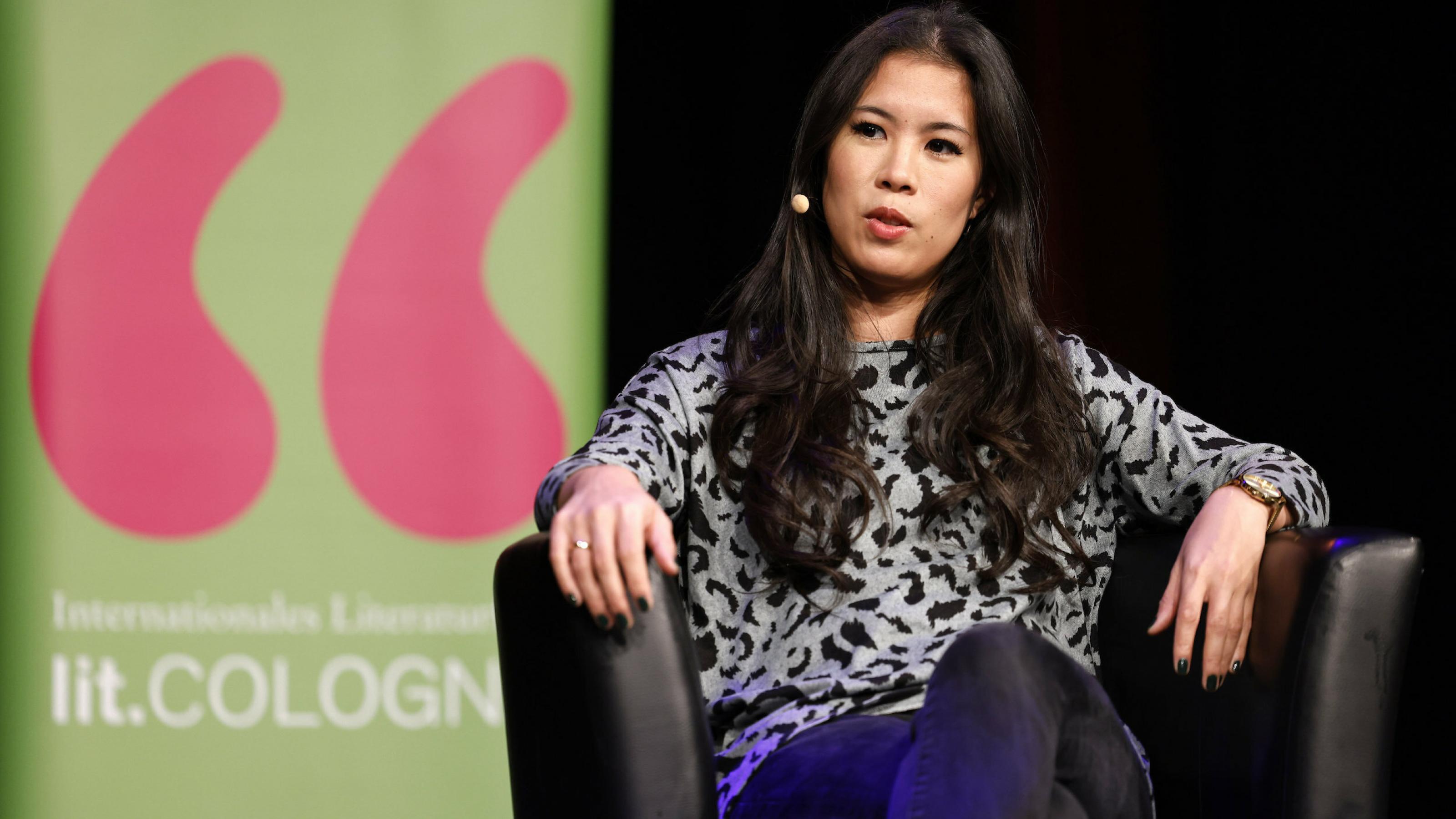 Mai Thi Nguyen-Kim bei der lit.Cologne Sonderedition Veranstaltung 'Mit Fakten gegen Fakes! Mai Thi Nguyen-Kim über die kleinste gemeinsame Wirklichkeit' im Theater im Tanzbrunnen. Köln, 22.10.2021
