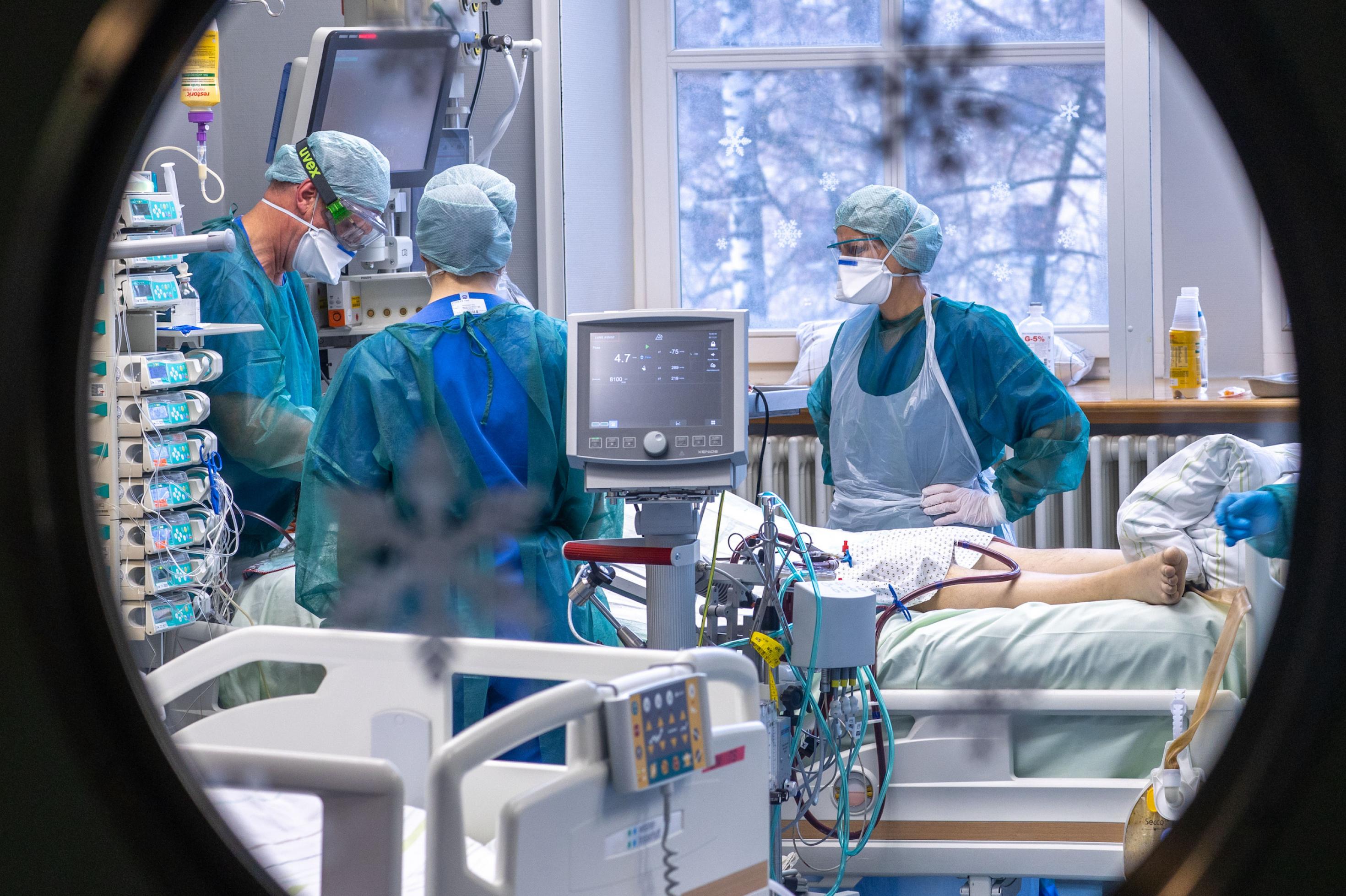 Ärzte und Pflegekräfte betreuen einen Patienten bei einer Lungenspiegelung in einem der Behandlungszimmer auf der Intensivstation in der Universitätsmedizin Rostock.