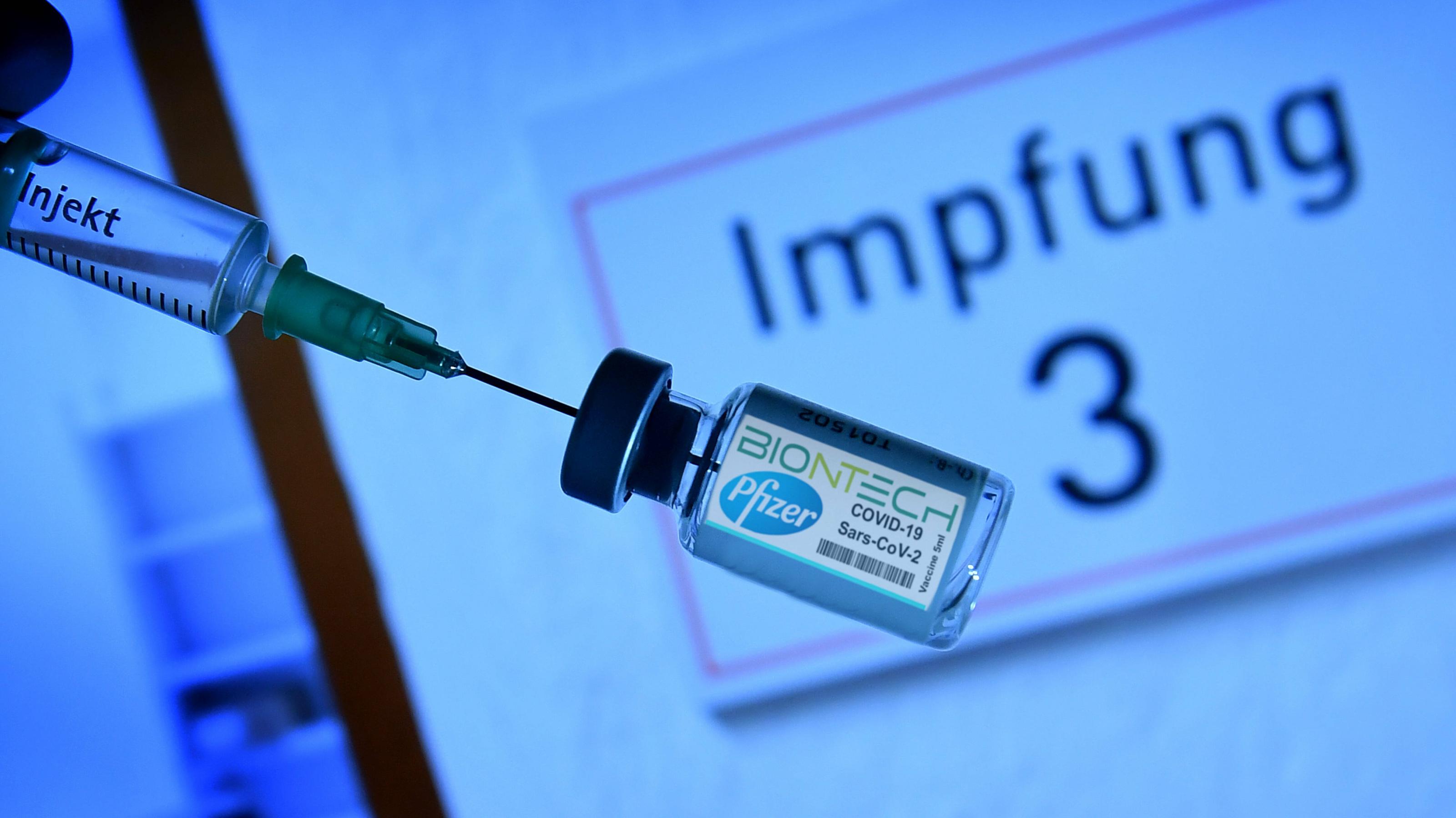 Eine Ampulle des Pfizer-Impfstoffs