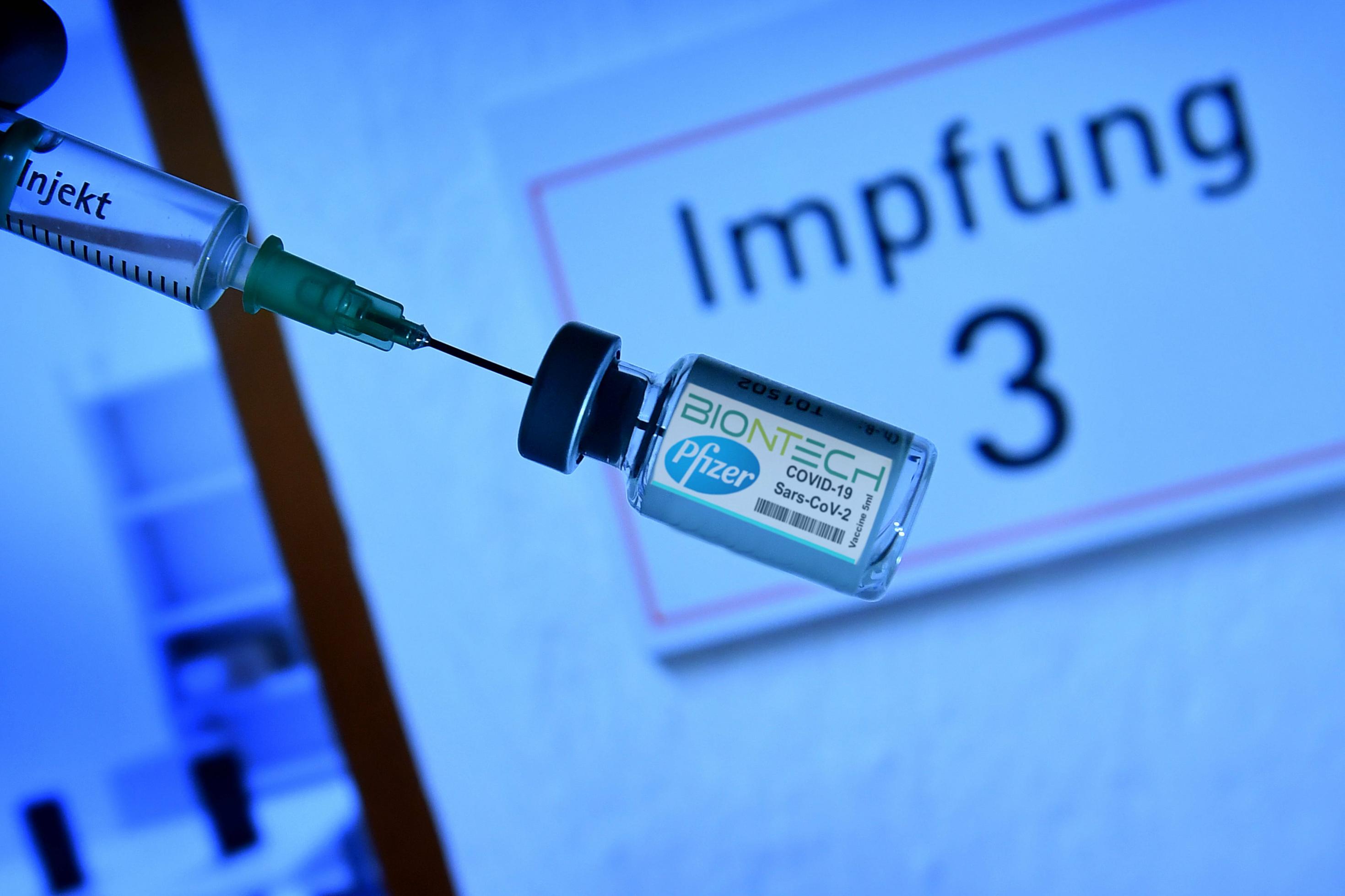 Eine Ampulle des Pfizer-Impfstoffs