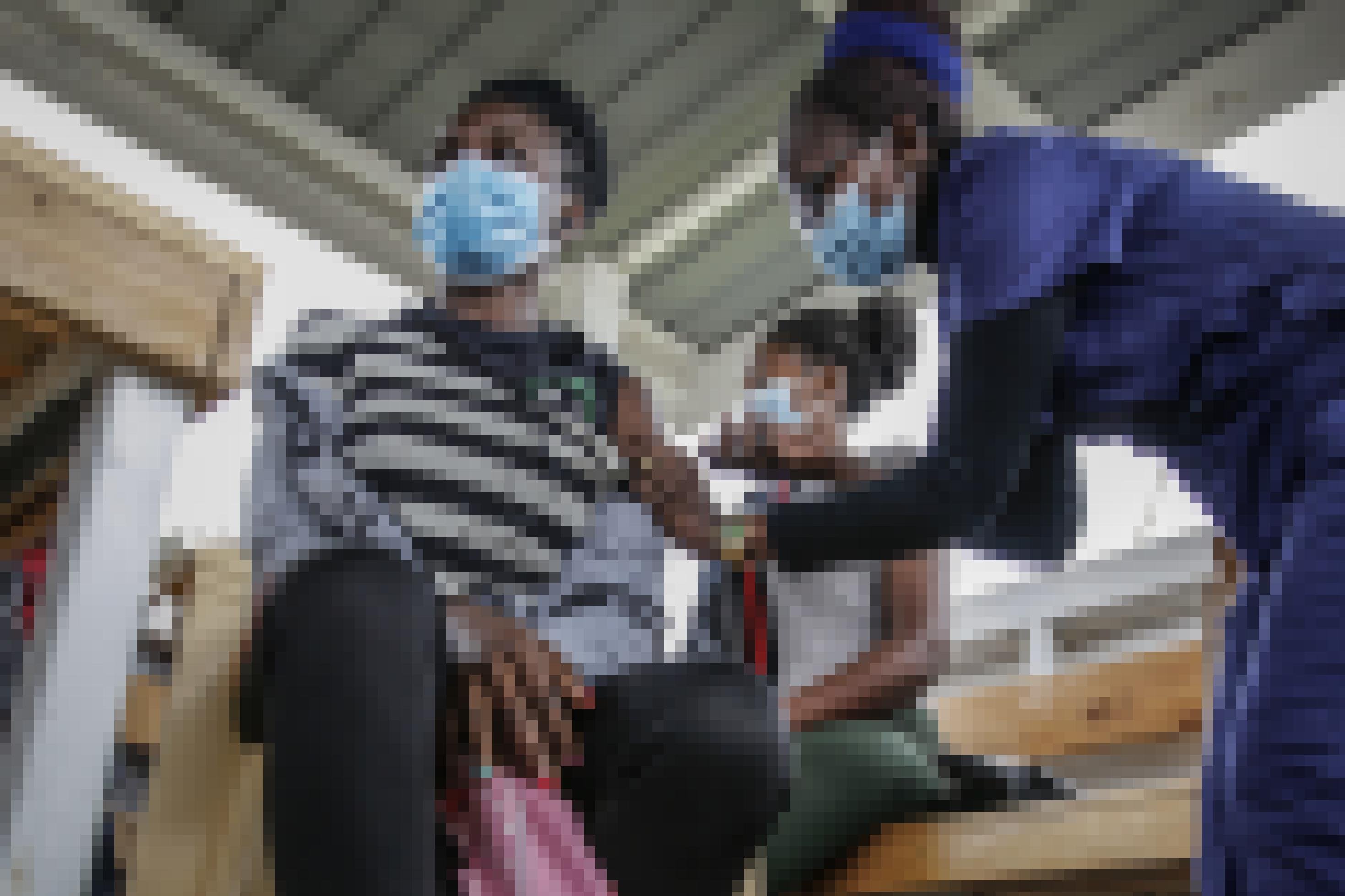 Krankenschwester verabreicht einer schwarzen Frau eine Impfung