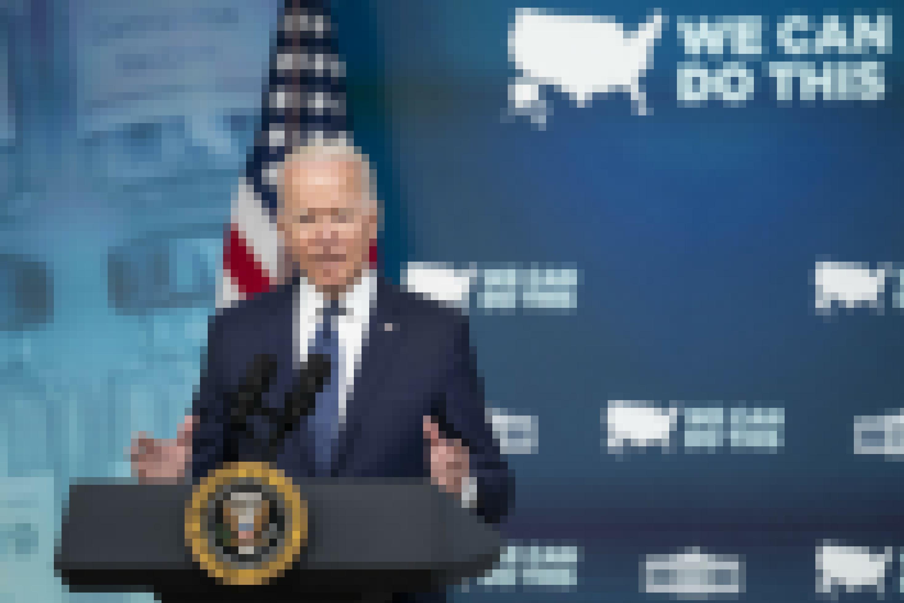 Präsident Biden am Rednerpult, hinter ihm steht der Spruch „We can do this“