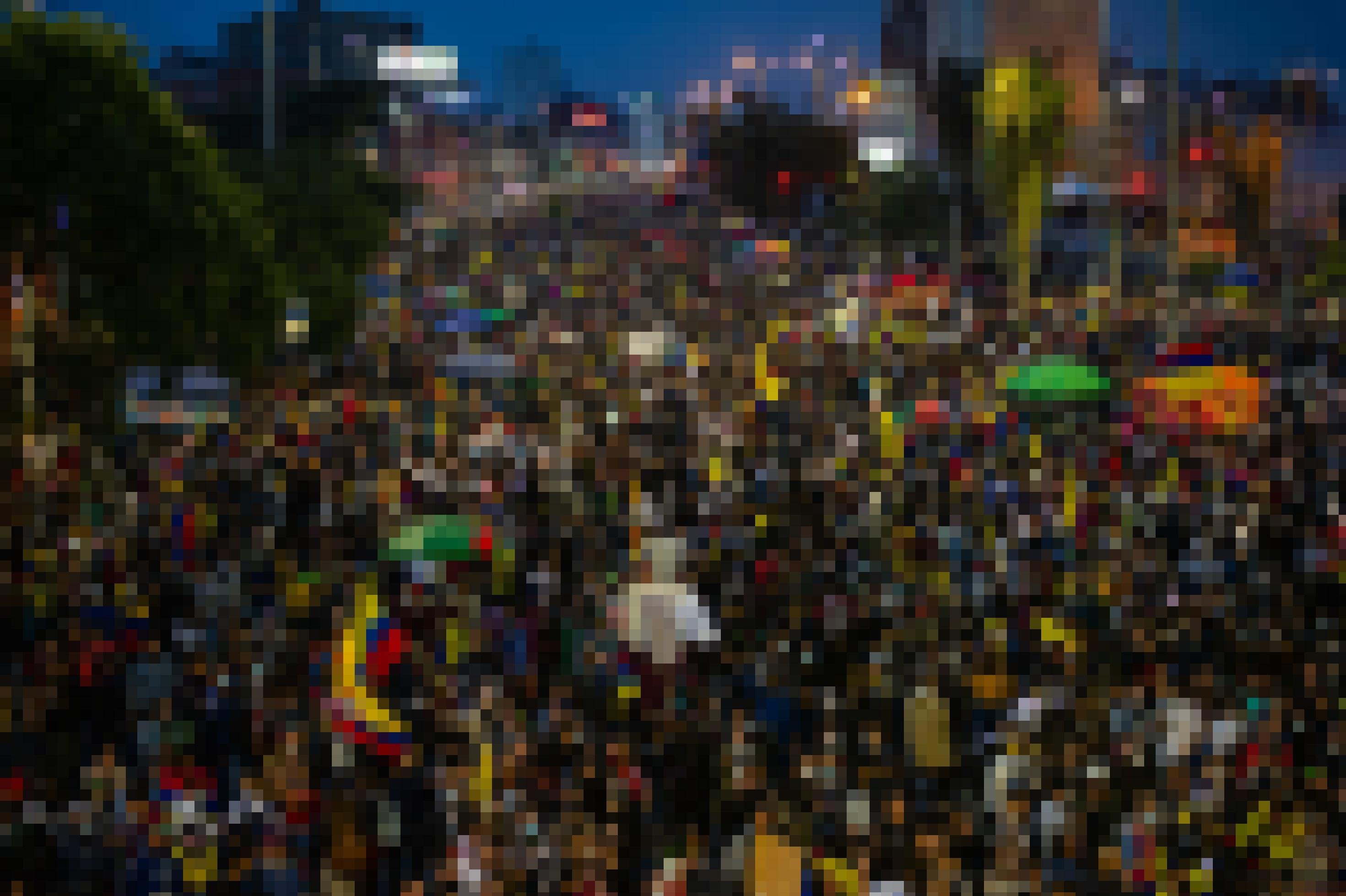 Eine Menschenmenge von Demonstrierenden bei Nacht.