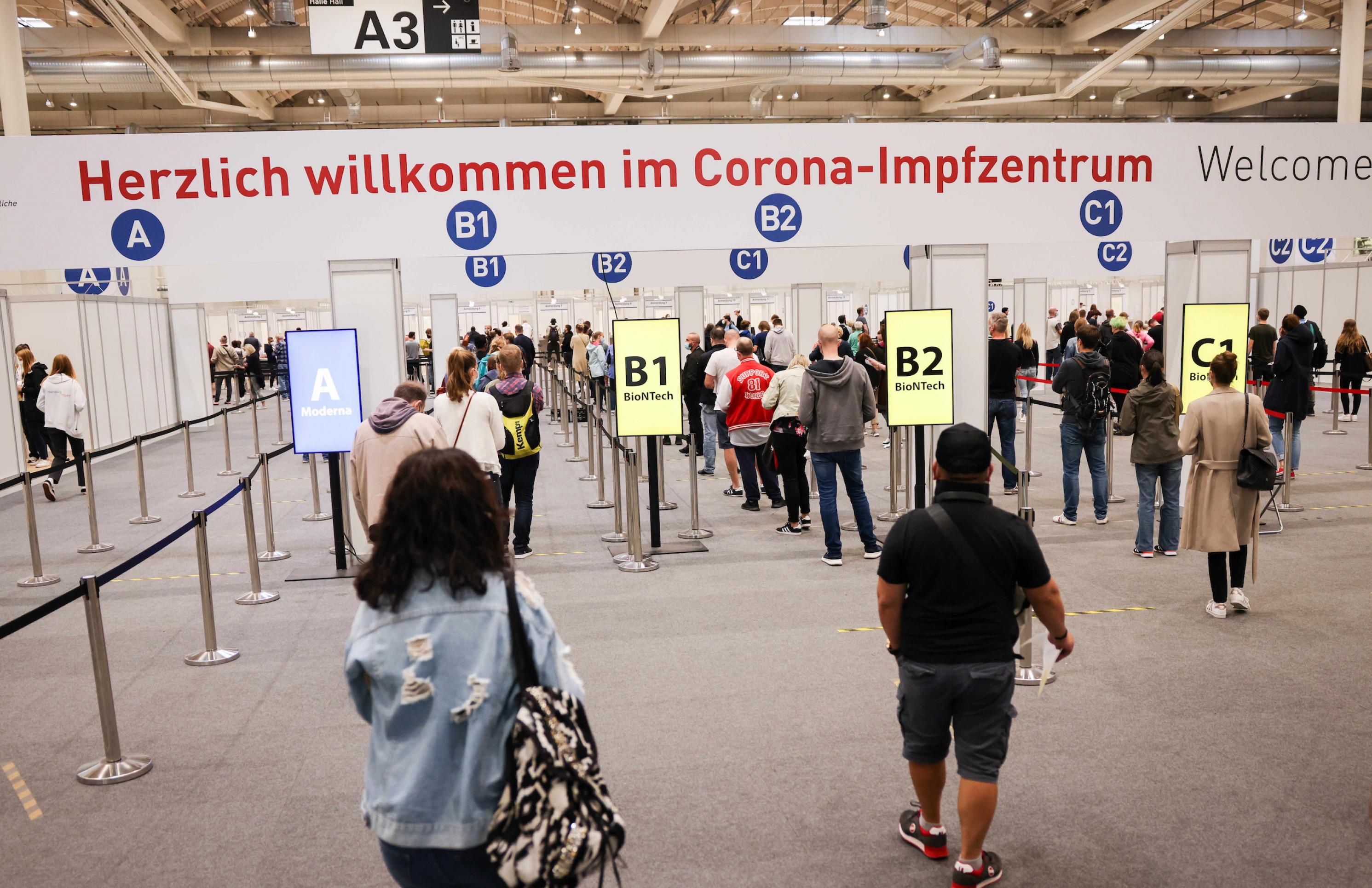 Zahlreiche Impflinge warten in einer Schlange in den Messehallen auf ihre Impfung. Am letzten Tag der Erstimpfungen hat es im Hamburger Impfzentrum noch einmal Andrang gegeben.