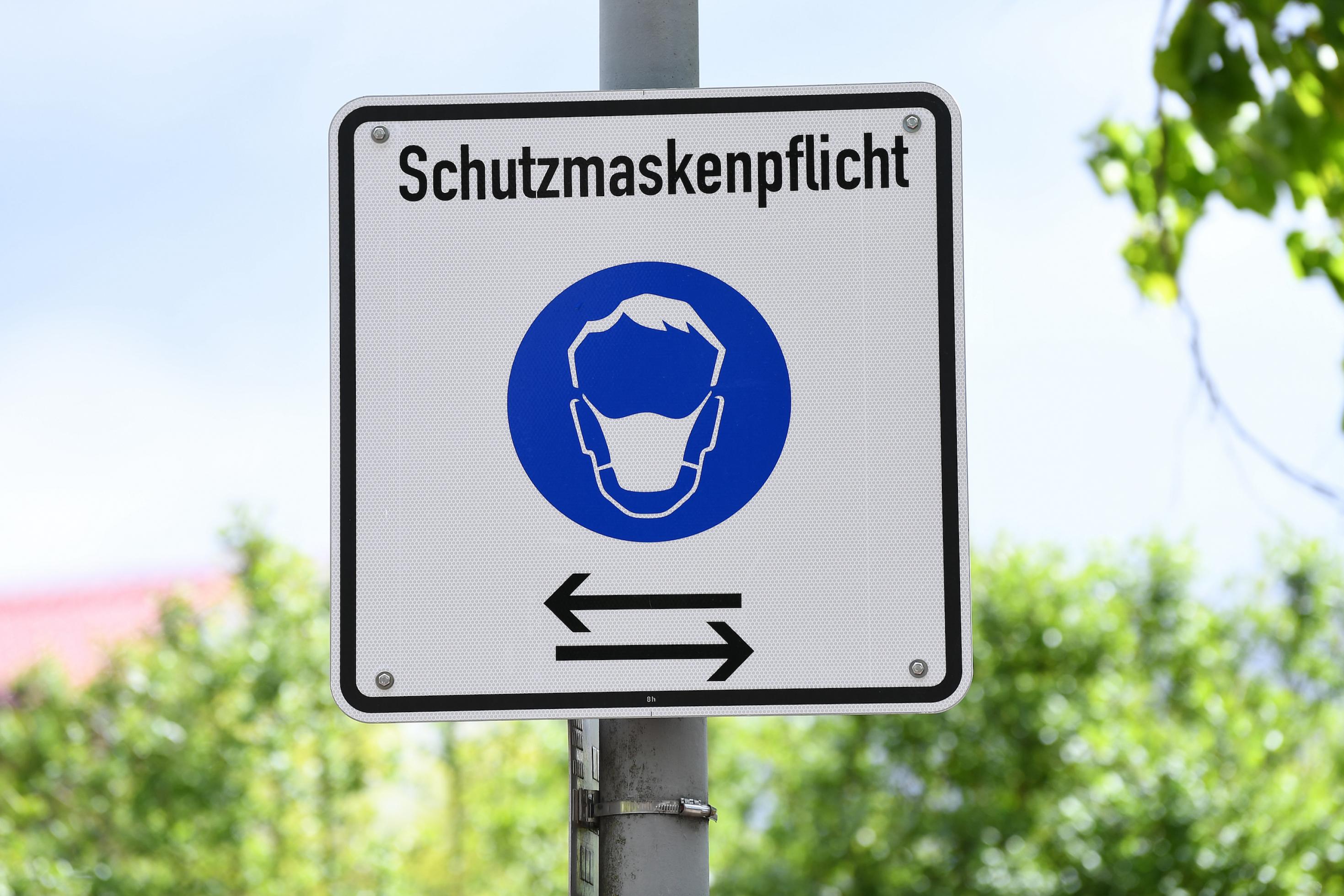 Ein Hinweisschild mit der Aufschrift: Schutzmaskenpflicht