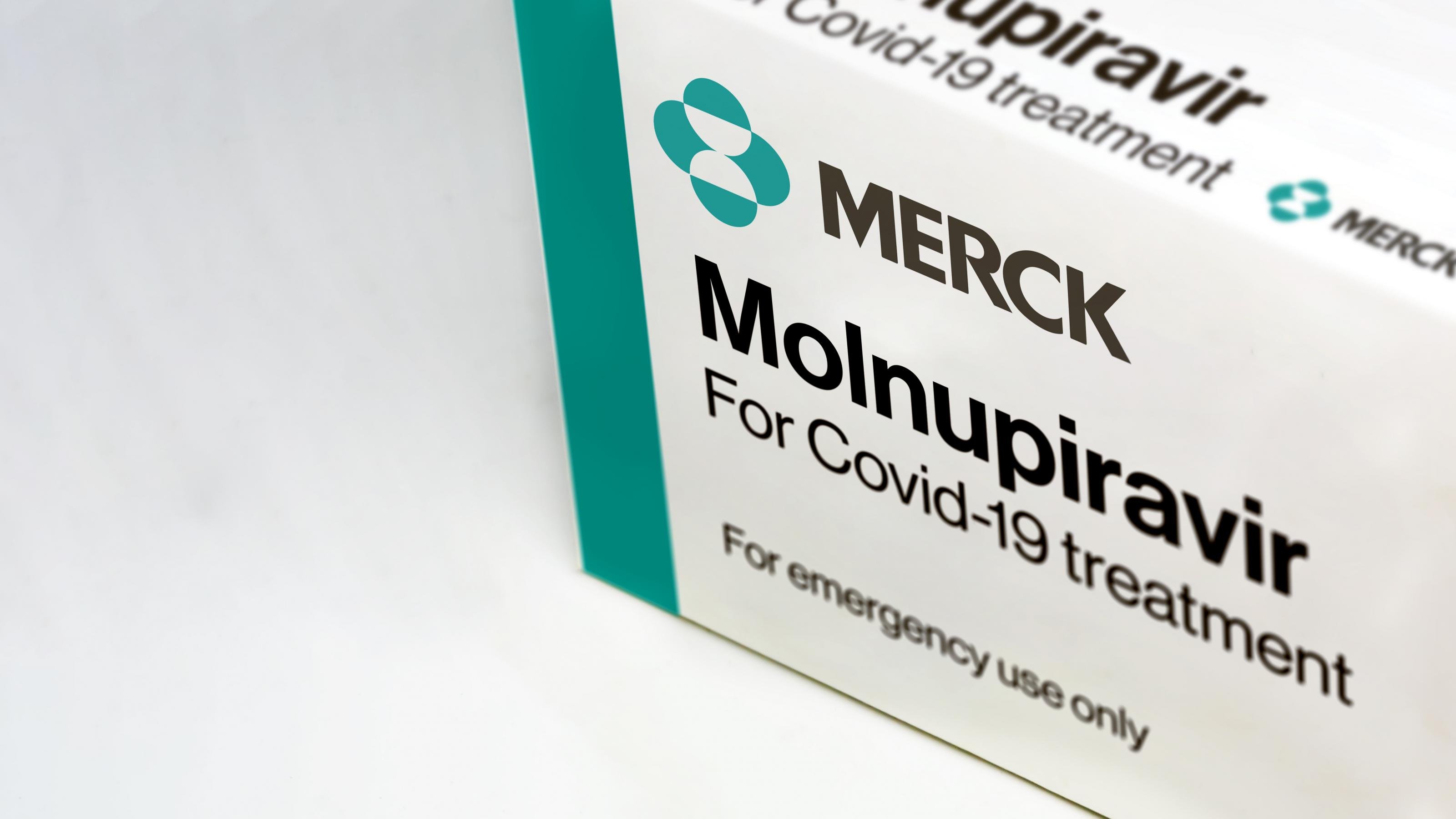 Auf einer weißen Arzneimittel-Schachtel steht Merck Molnupiravir for covid-19 treatment for emergency use only.
