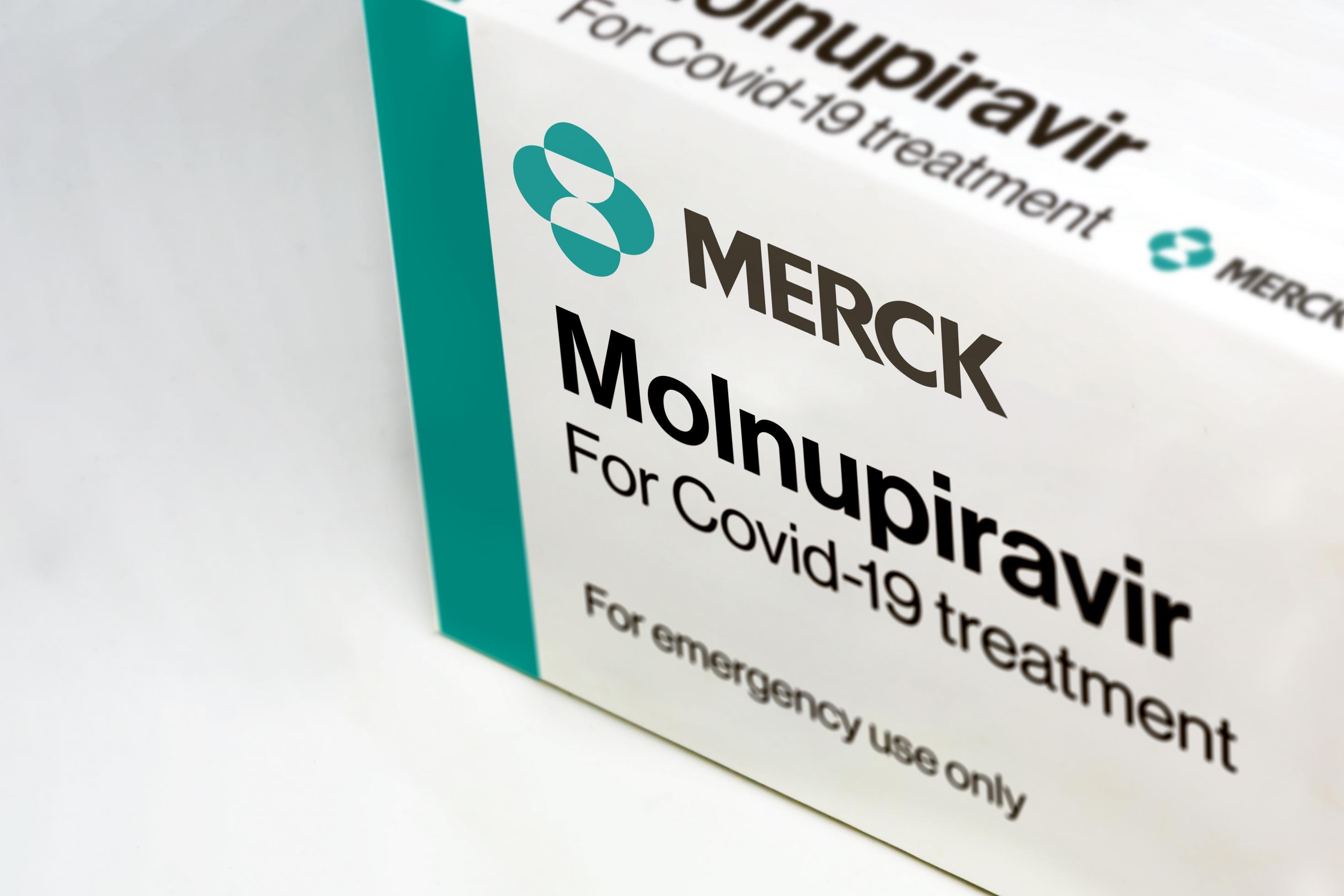 Auf einer weißen Arzneimittel-Schachtel steht Merck Molnupiravir for covid-19 treatment for emergency use only.
