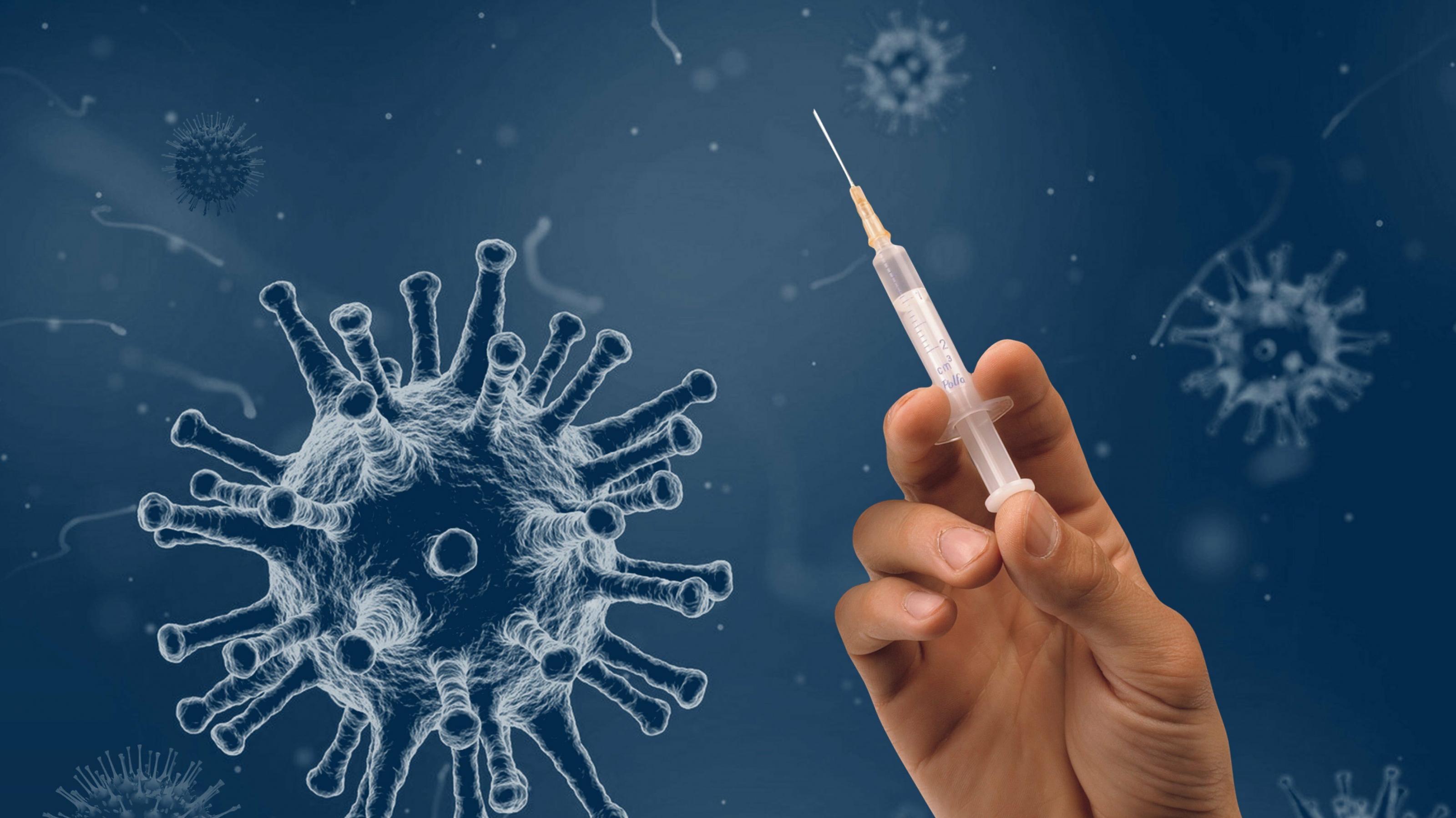 Eine Hand hält eine Injektionsspritze, im Hintergrund eine Modellbild eines Coronavirus.