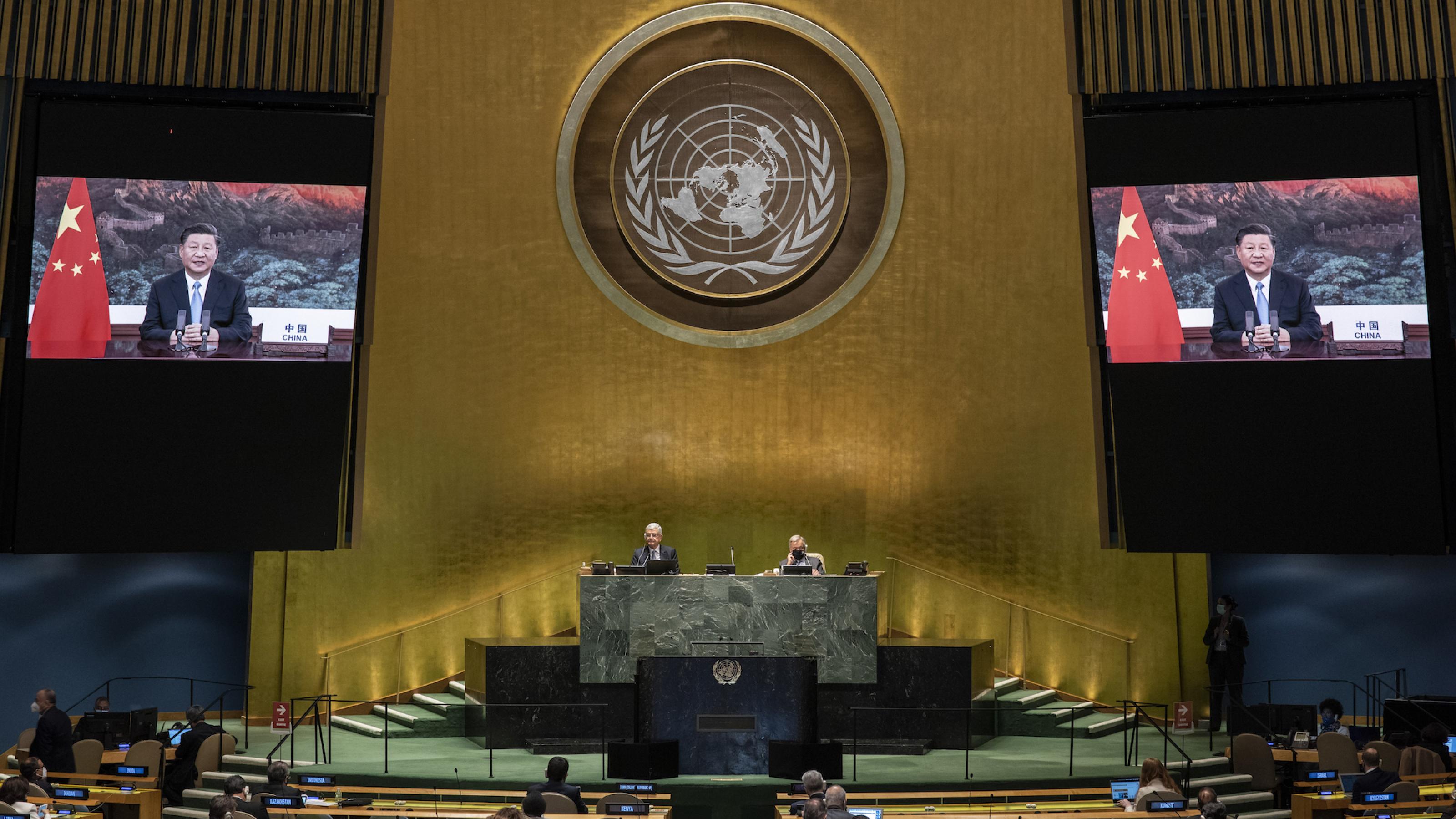 Das Bild zeigt den Plenarsaal der Vereinten Nationen mit seiner goldfarbenen Frontseite und den mächtigen Säulen während der laufenden Generalversammlung. Der Saal ist aber nur spärlich besetzt, weil wegen der Corona-Pandemie die Staats- und Regierungschefs von zuhause aus sprechen.