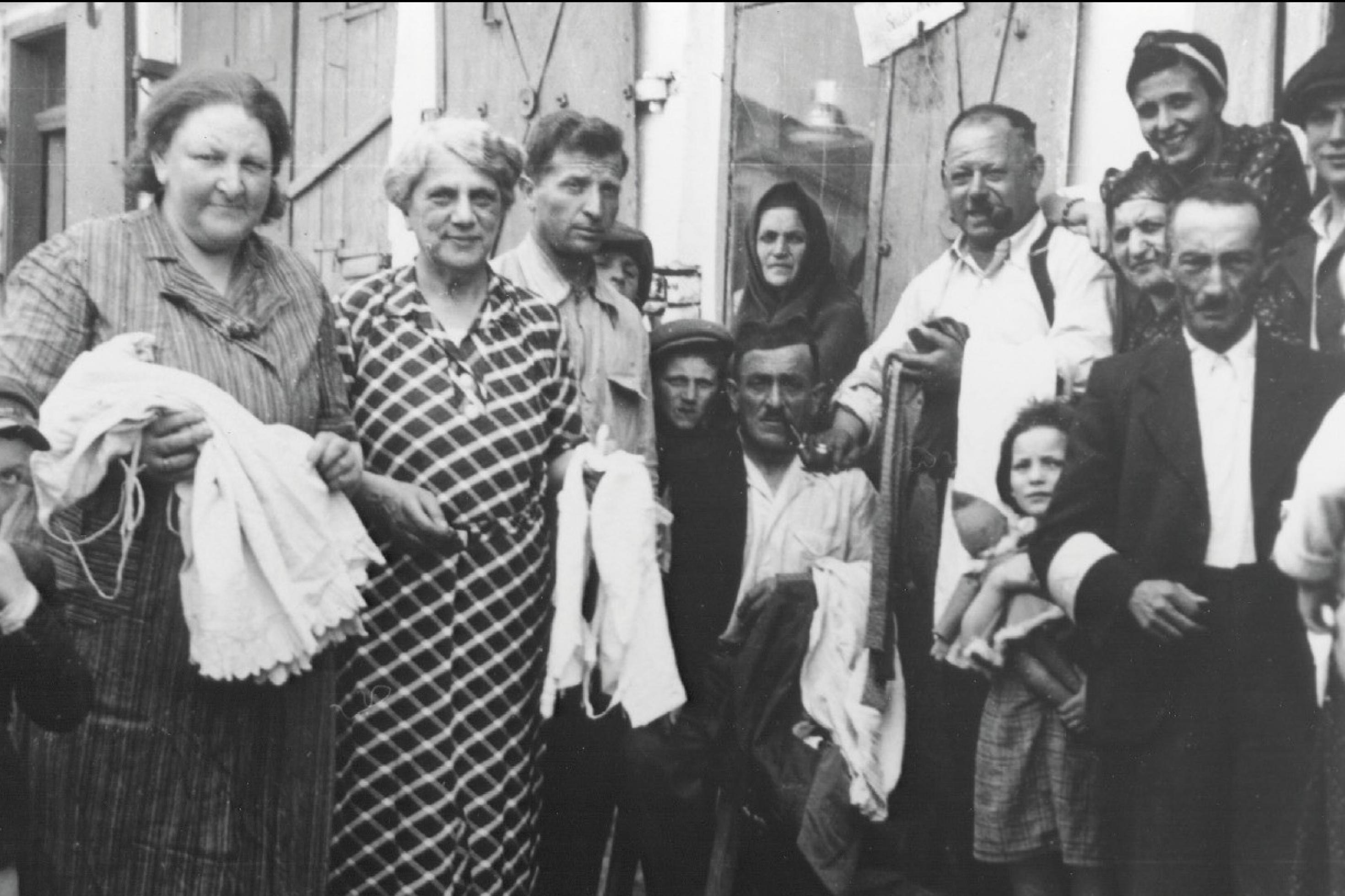 Historische Aufnahme mehrerer Jüdinnen und Juden, die sich für das Foto vor ihrer Deportation aufgestellt haben.