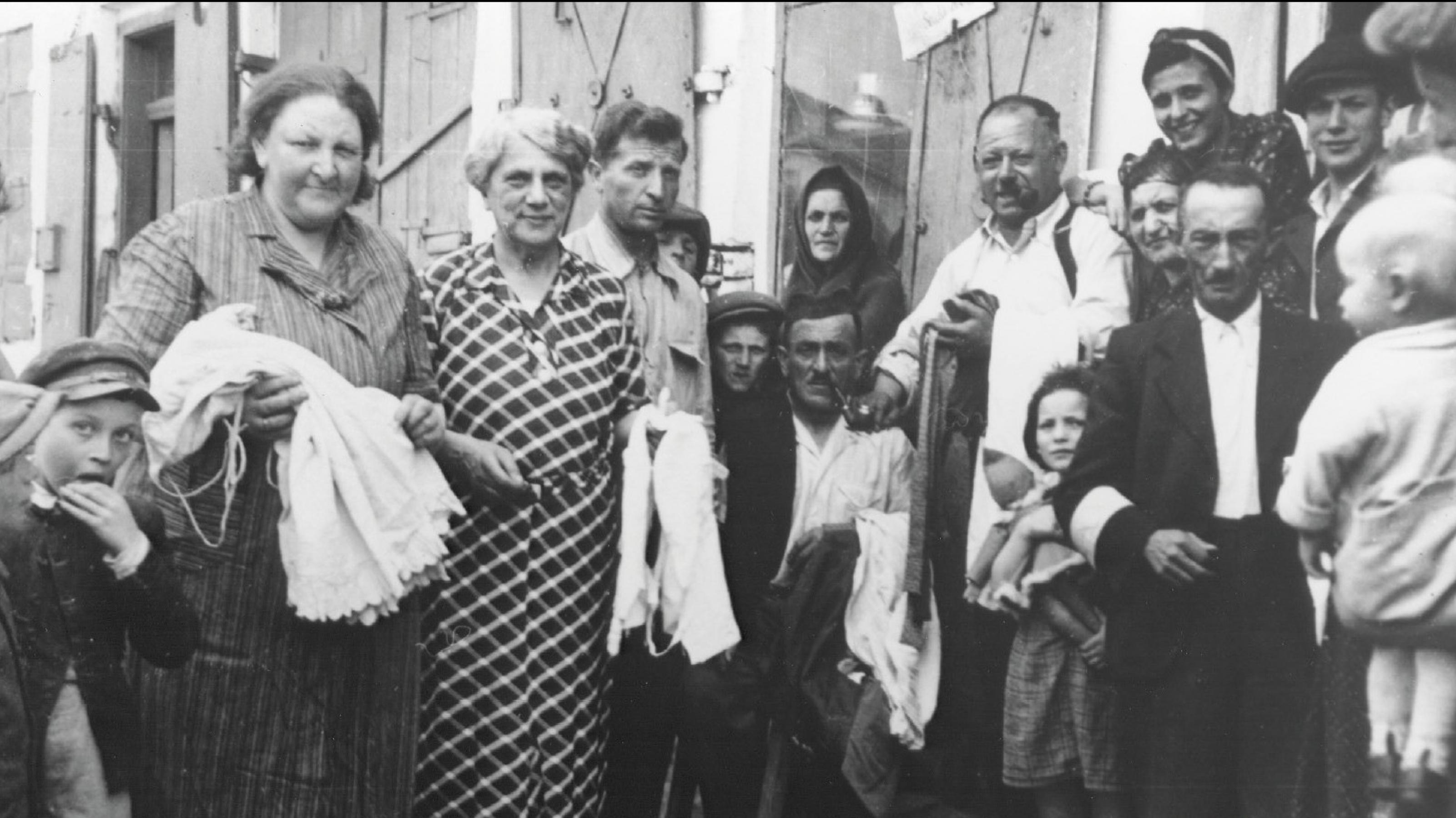 Historische Aufnahme mehrerer Jüdinnen und Juden, die sich für das Foto vor ihrer Deportation aufgestellt haben.