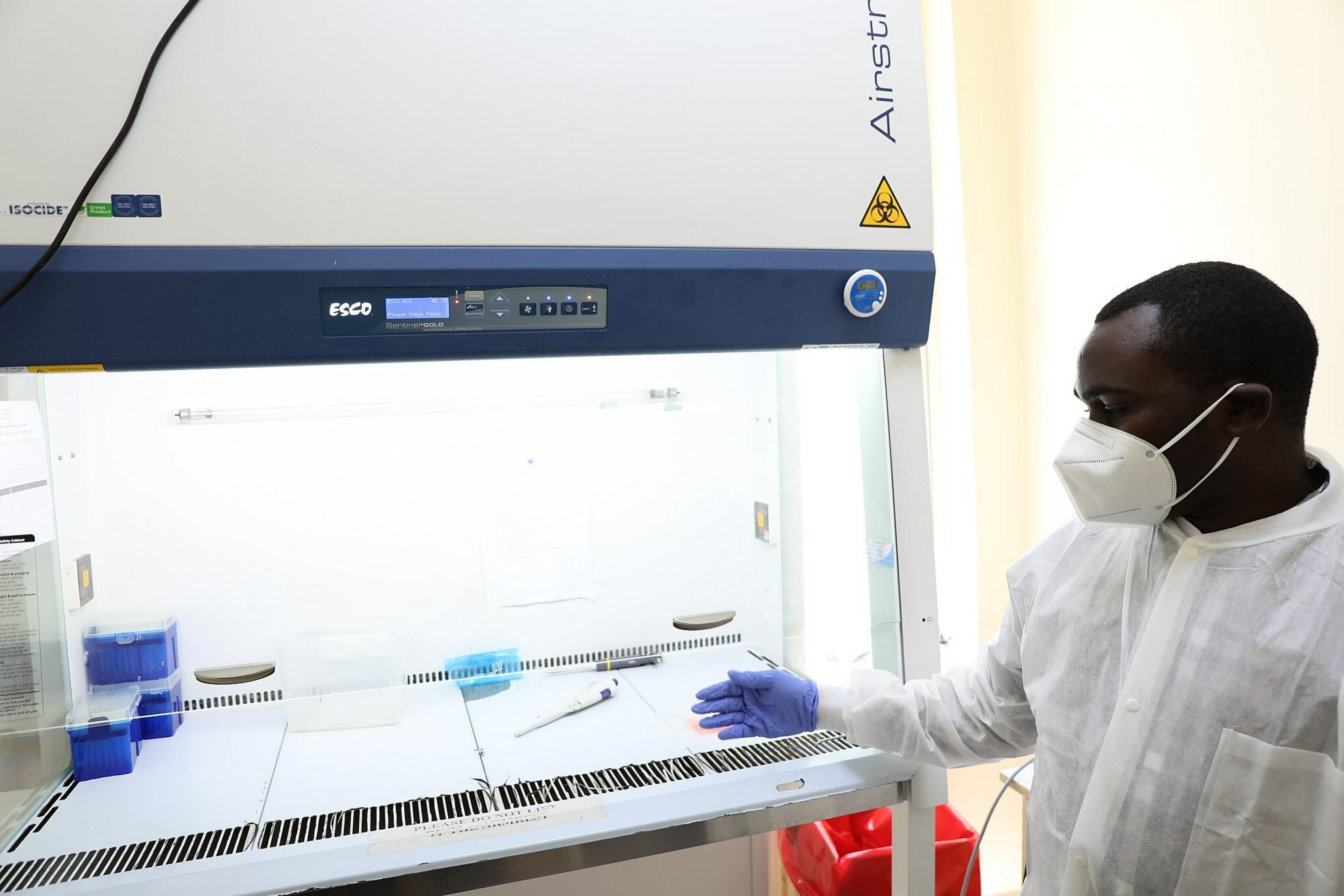 Ein Labormitarbeiter mit Mundschutz in einem Labor für PCR-Tests