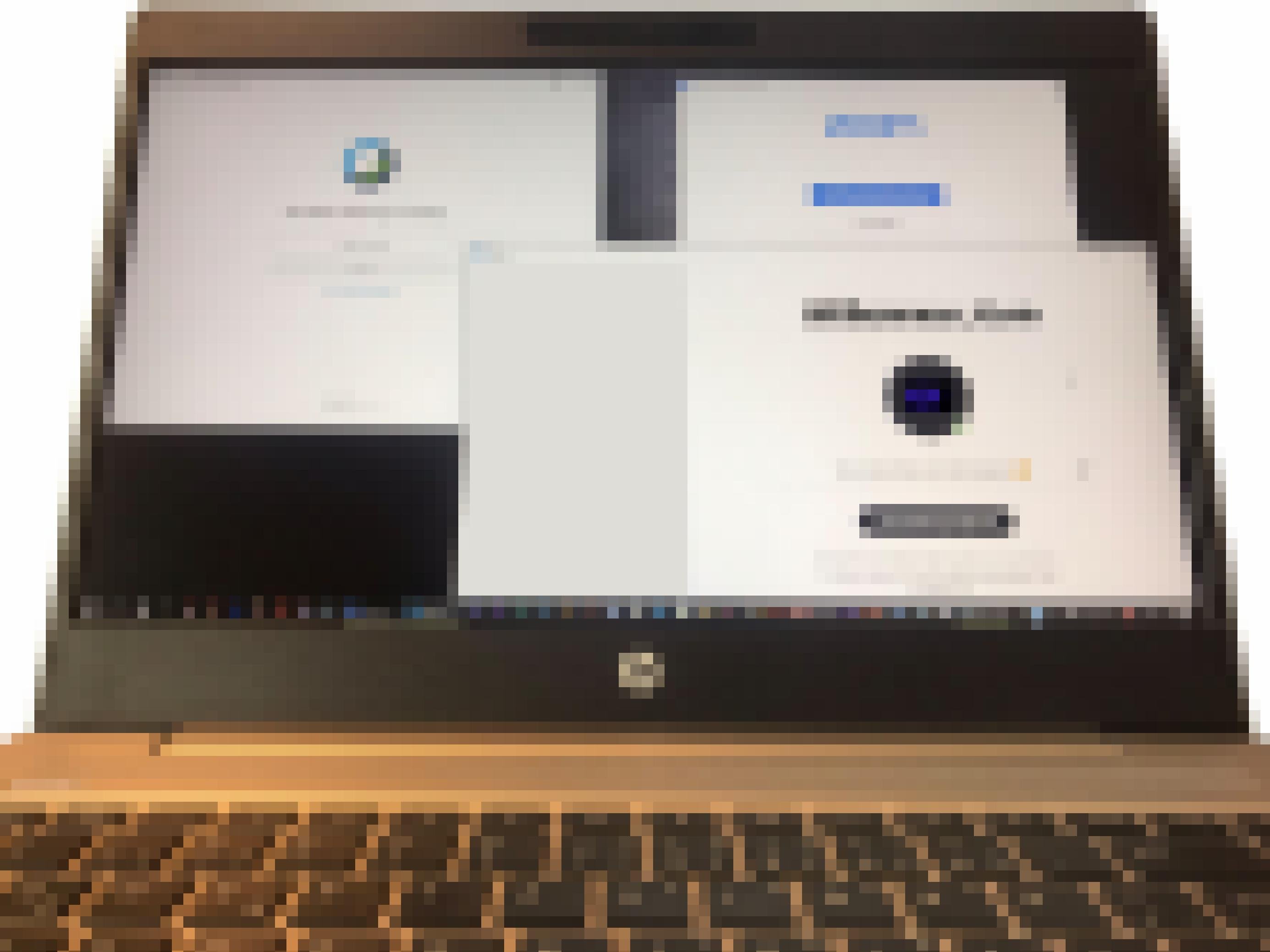 Ein Laptop, auf dessen Bildschirm verschiedene Videokonferenz-Software zu sehen ist.