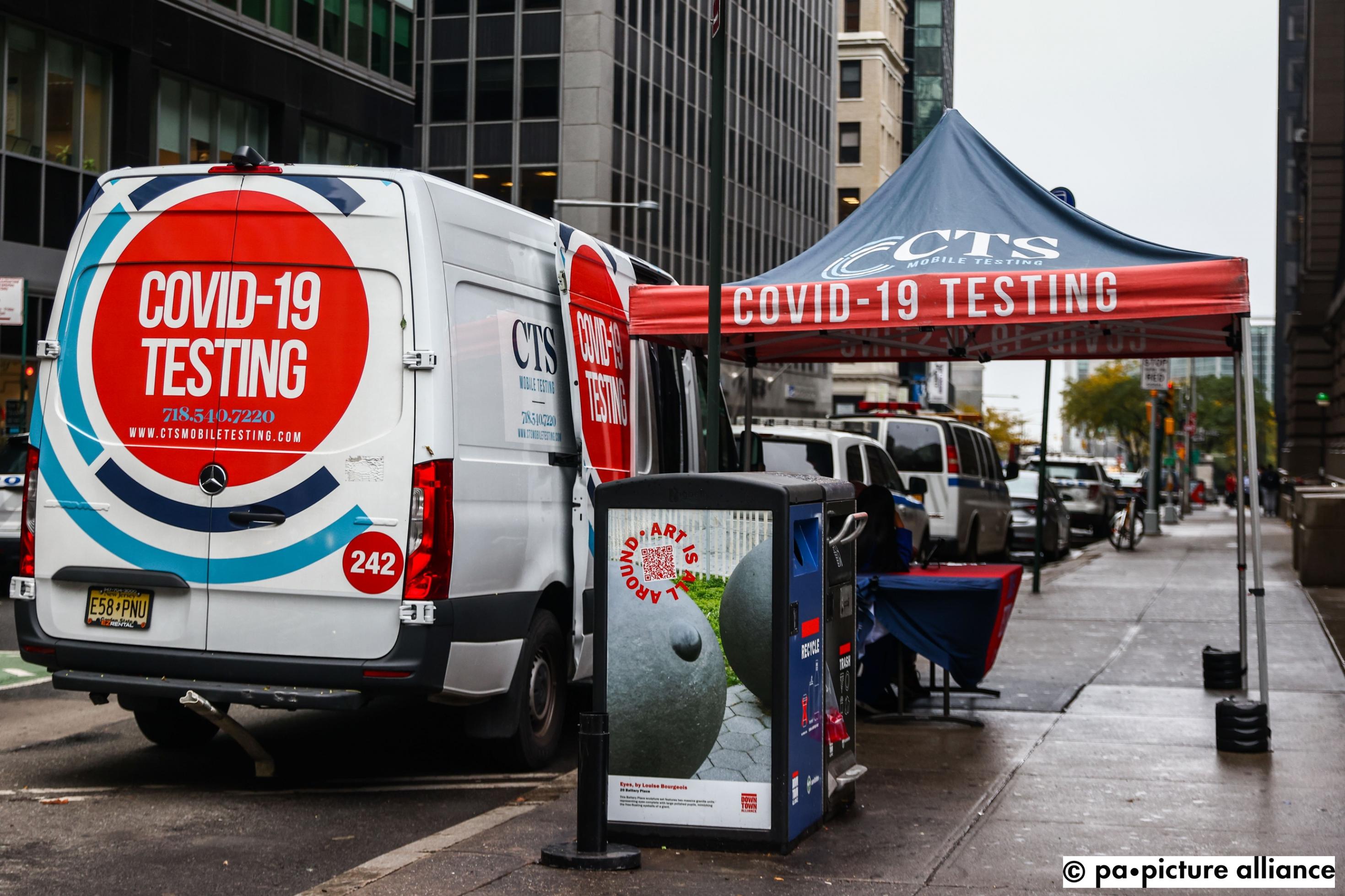 Ein Lieferwagen auf einer Straße in New York dient als mobiles Testzentrum. Daneben ist ein kleines Zelt als Regenschutz aufgebaut. Es ist niemand dort.