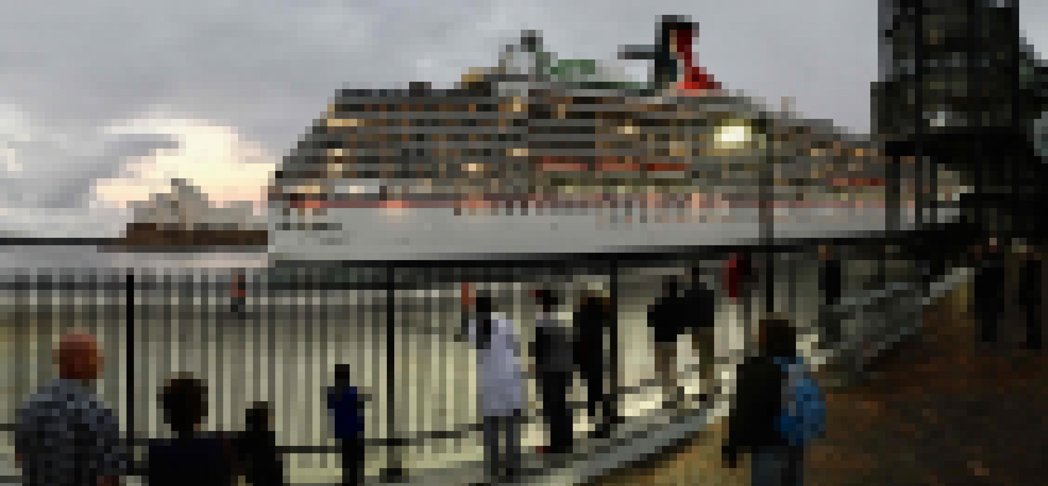 Gegenüber der Oper liegt eiin Kreuzfahrtschiff im Hafen von Sydney – das Foto entstand vor der Pandemie. Pro Saison steuern mehr als 340 Kreuzfahrtschiffe die Stadt an.