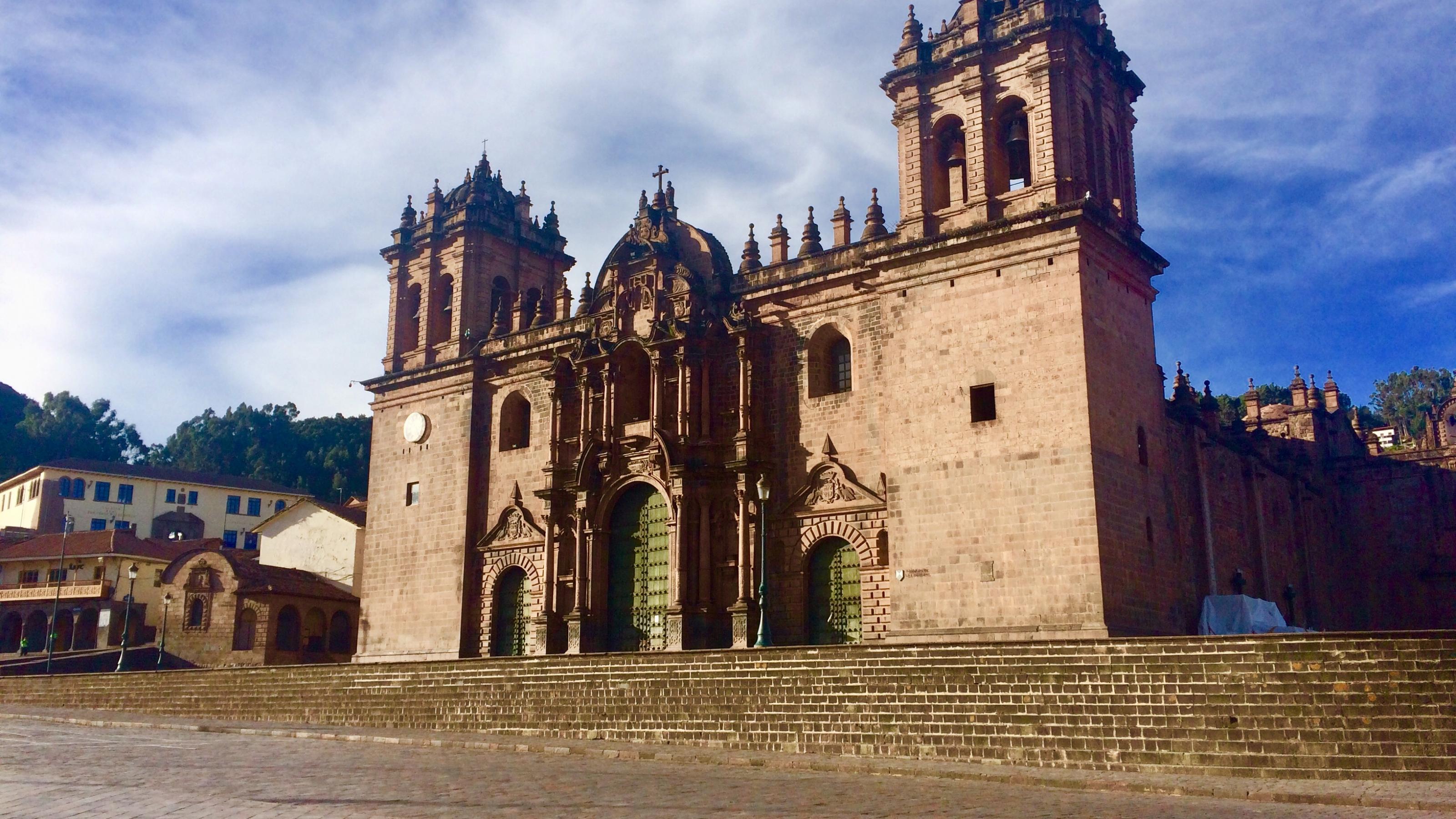 Eine gewaltige Backsteinkirche, dahinter blauer Himmel mit Wölkchen