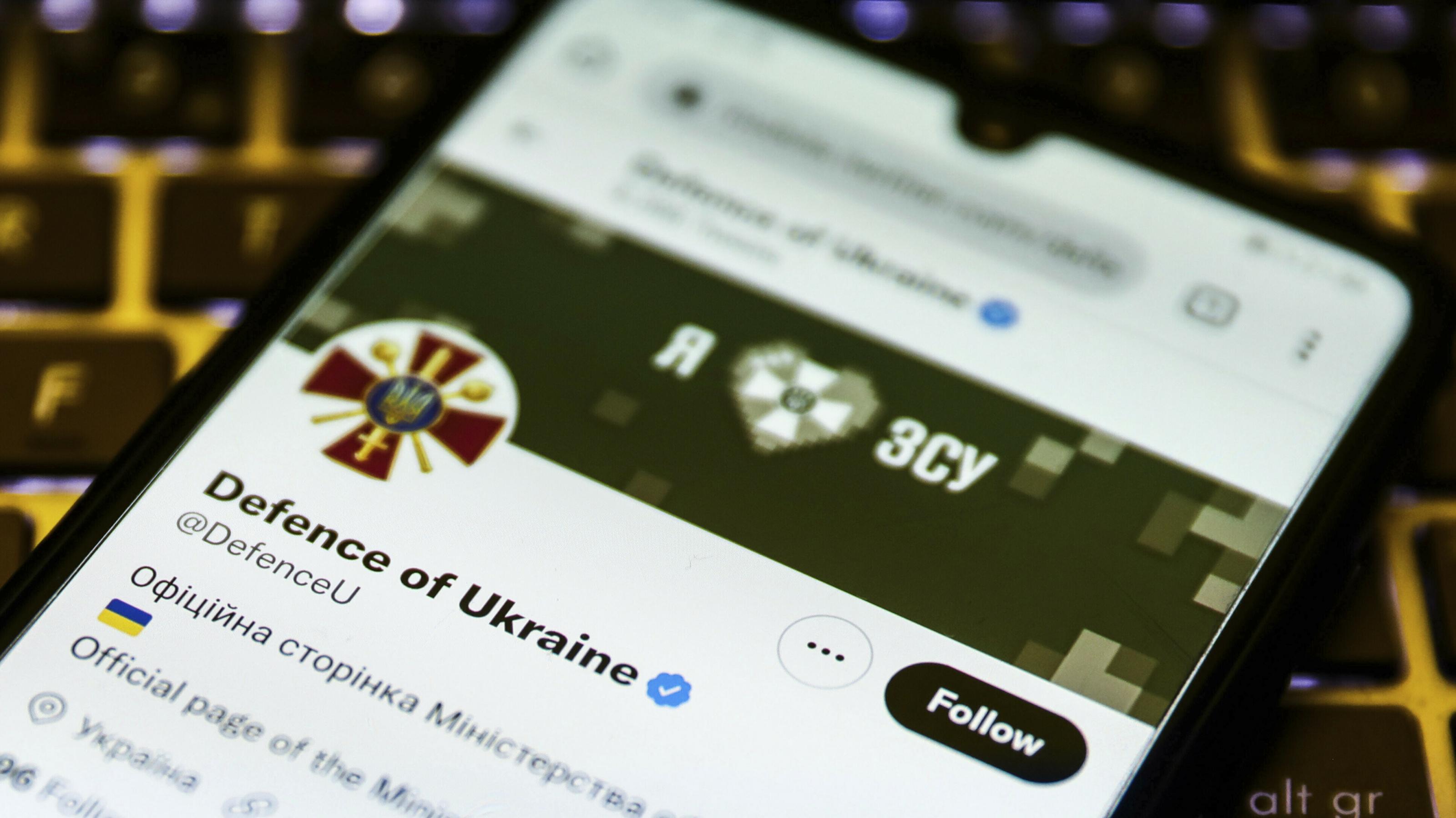 Auf einem Handy ist das Twitter-Profil des ukrainischen Verteidigungsministeriums zu sehen.