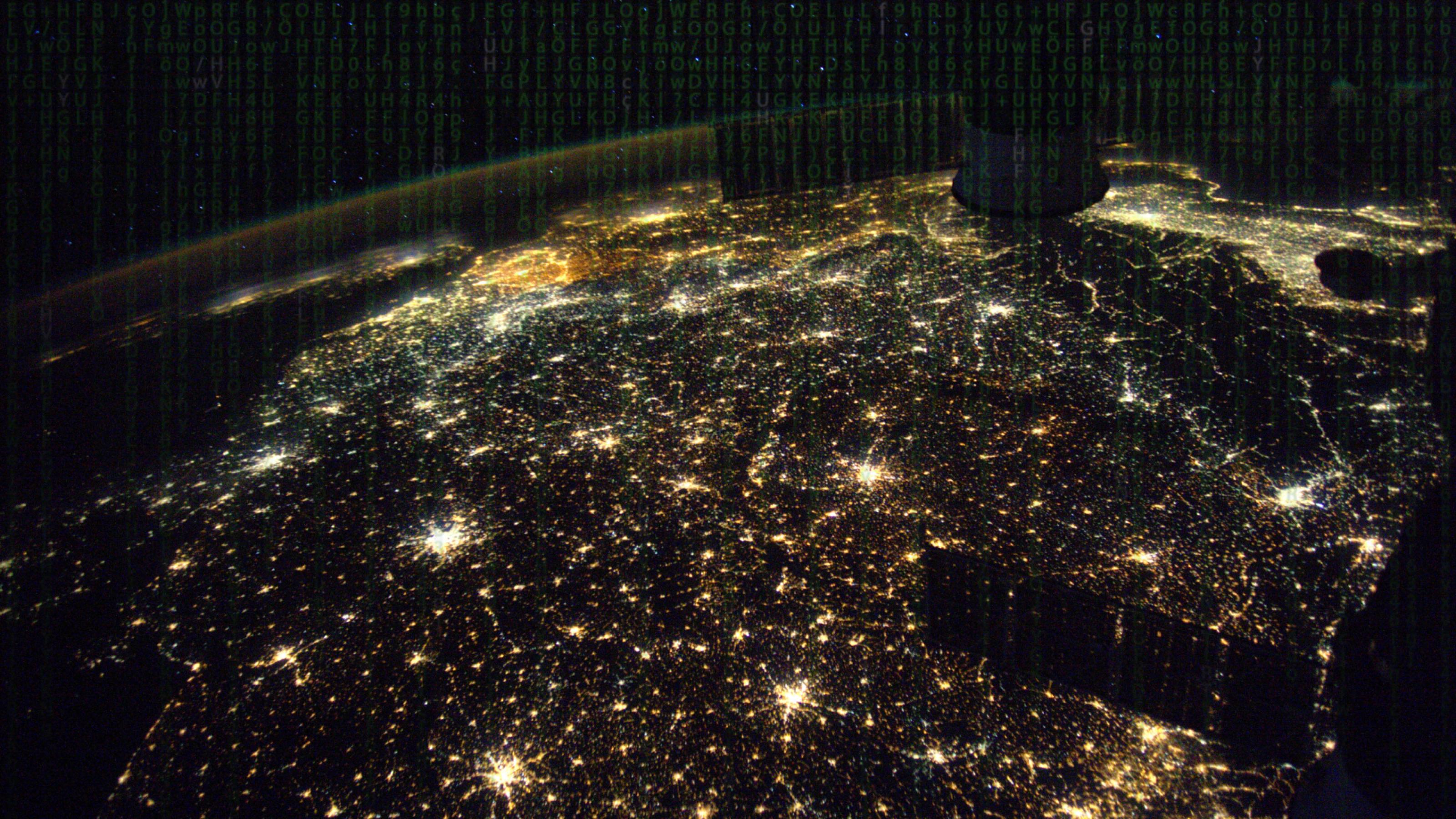 Im Hintergrund ist eine Satellitenaufnahme von Europa zu sehen, vor der in transparenten grün ein Zahlencode wie beim Film Matrix erscheint.