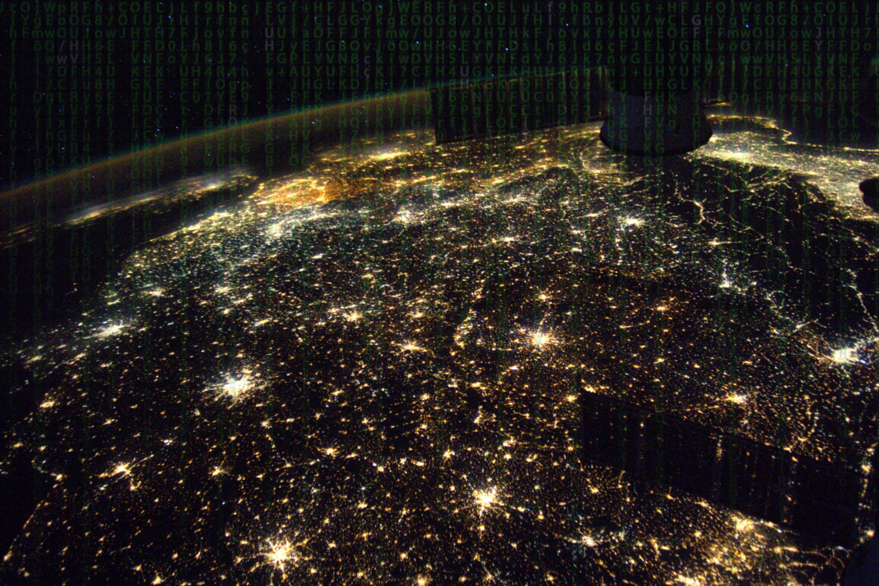 Im Hintergrund ist eine Satellitenaufnahme von Europa zu sehen, vor der in transparenten grün ein Zahlencode wie beim Film Matrix erscheint.
