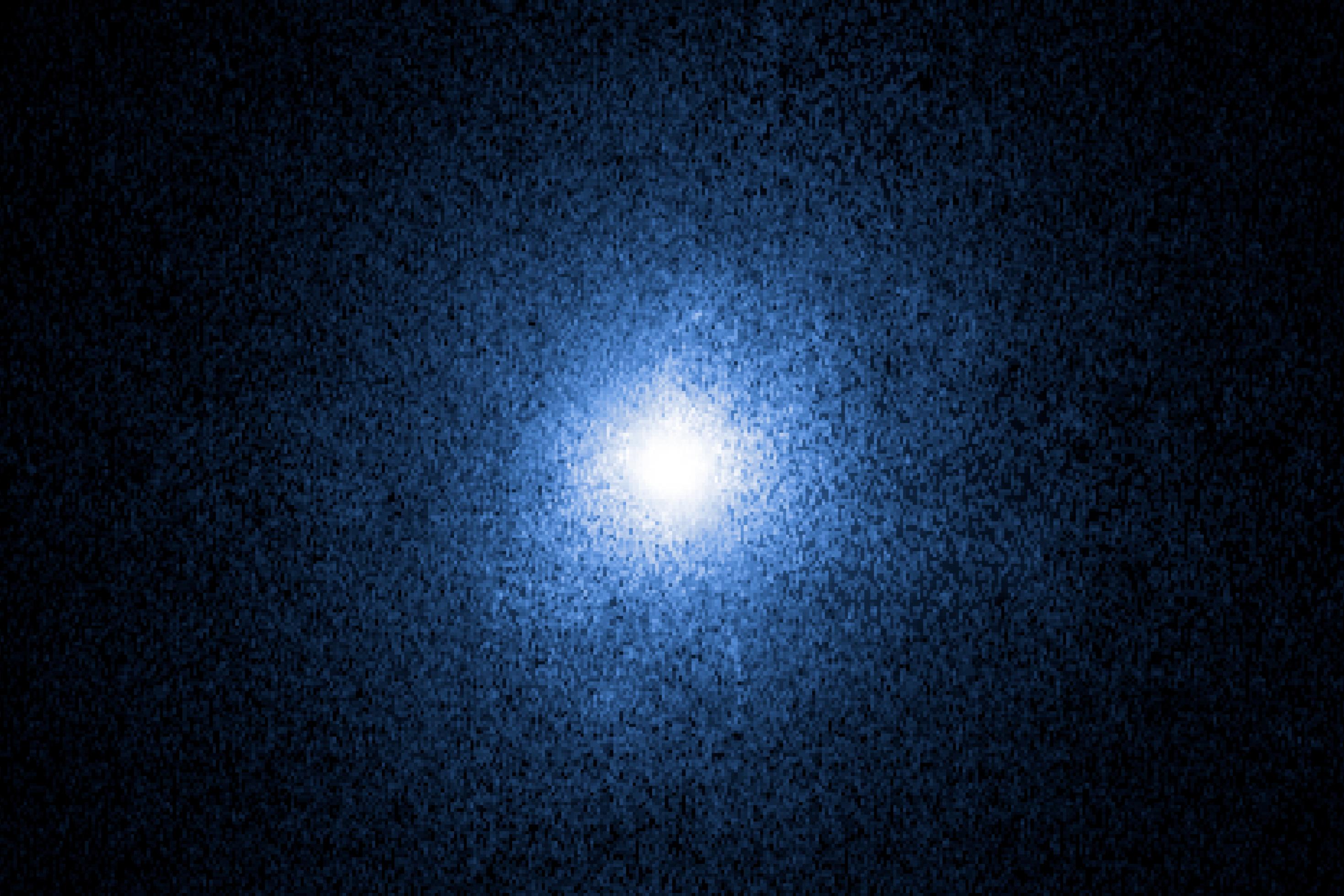 Das Röntgenbild des Schwarzen Lochs Cygnus X-1 zeigt ein helles blaues Licht in der Mitte, umgeben von einem dunklen Hintergrund. Die blaue Quelle hat ein körniges, leuchtendes Aussehen, das an einen sehr großen, aber leicht unscharfen Stern erinnert.