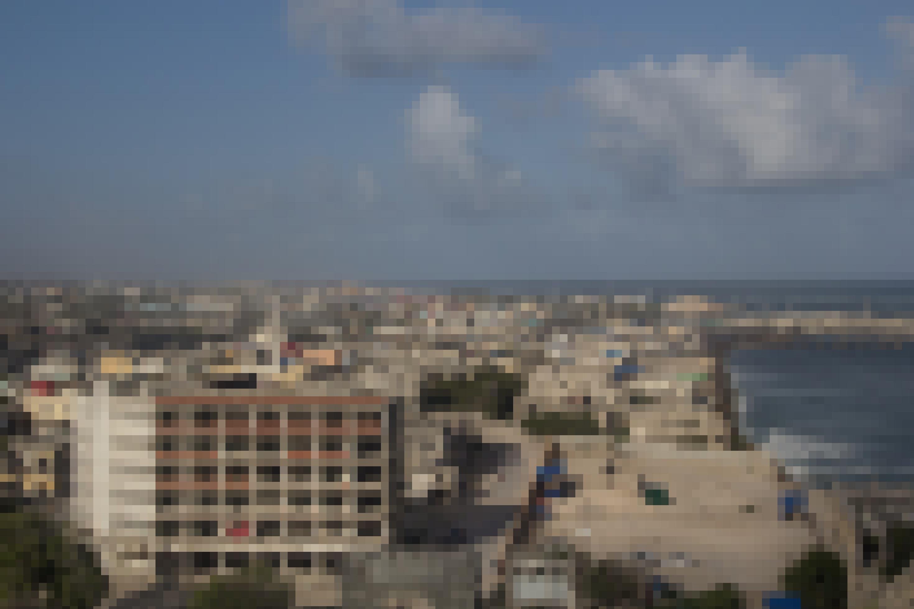 Aufnahme der Dächer von Mogadischu. Rechts sieht man das Meer.