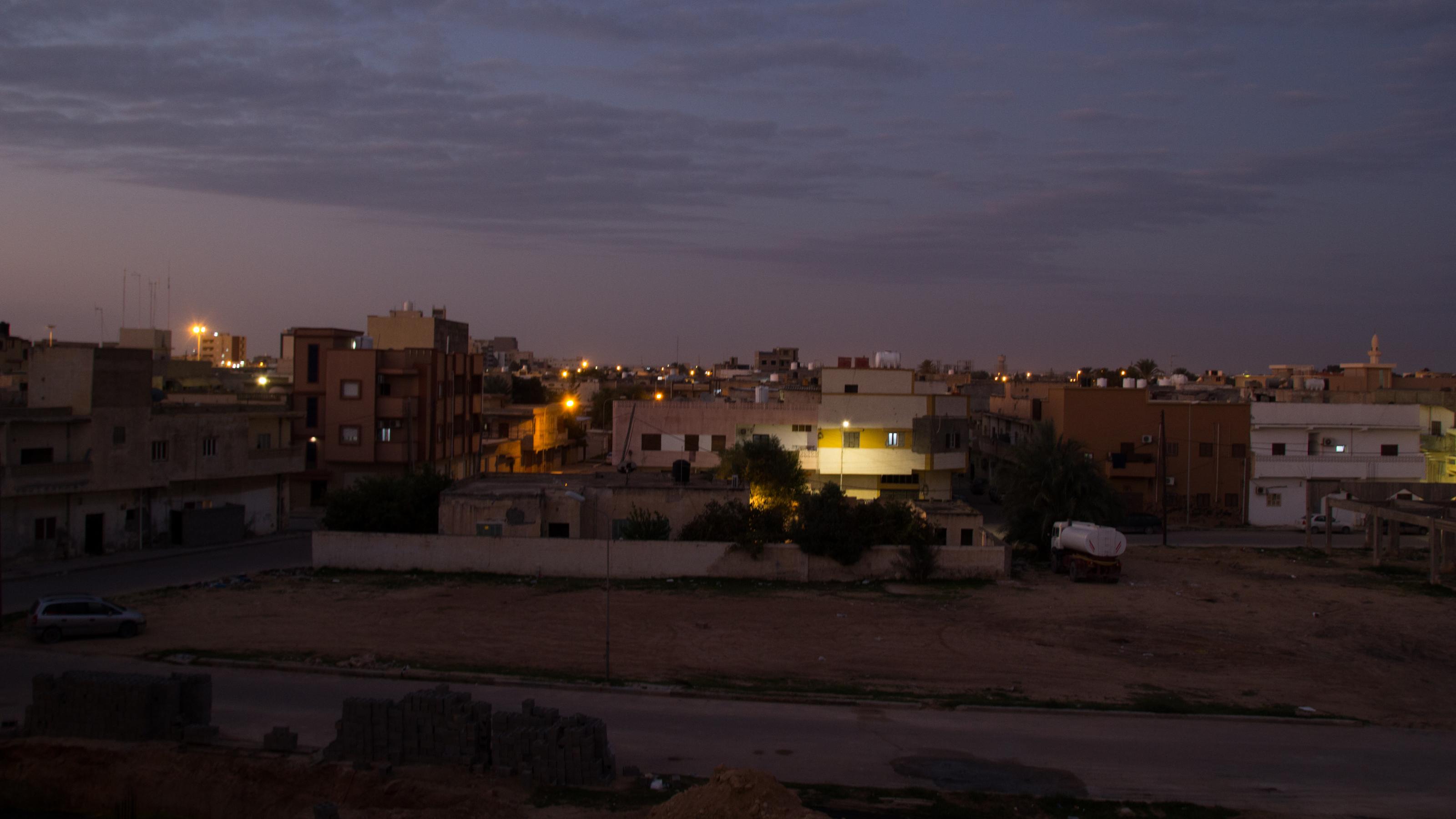 Die Stadt Misrata in Lybien bei Abenddämmerung.