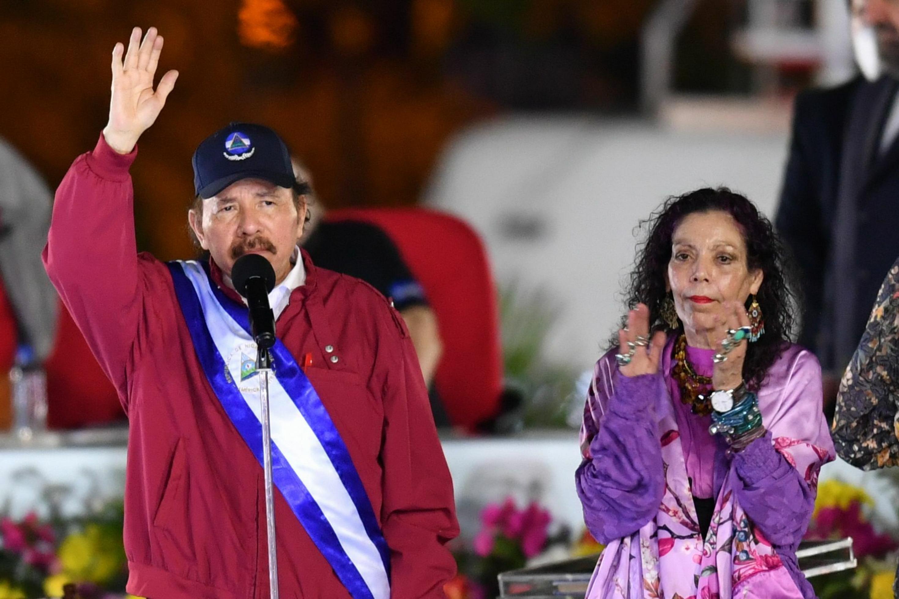 MANAGUA, Jan. 11, 2022 Vereidigungszeremonie des Nicaraguanischen Präsidenten Daniel Ortega mit Sportkappe und einem blau-weiß-blauen Banner über der Schulter grüßt, die rechte Hand erhoben, während seine Frau, die Vizepräsidentin Rosario Murillo klatscht.
