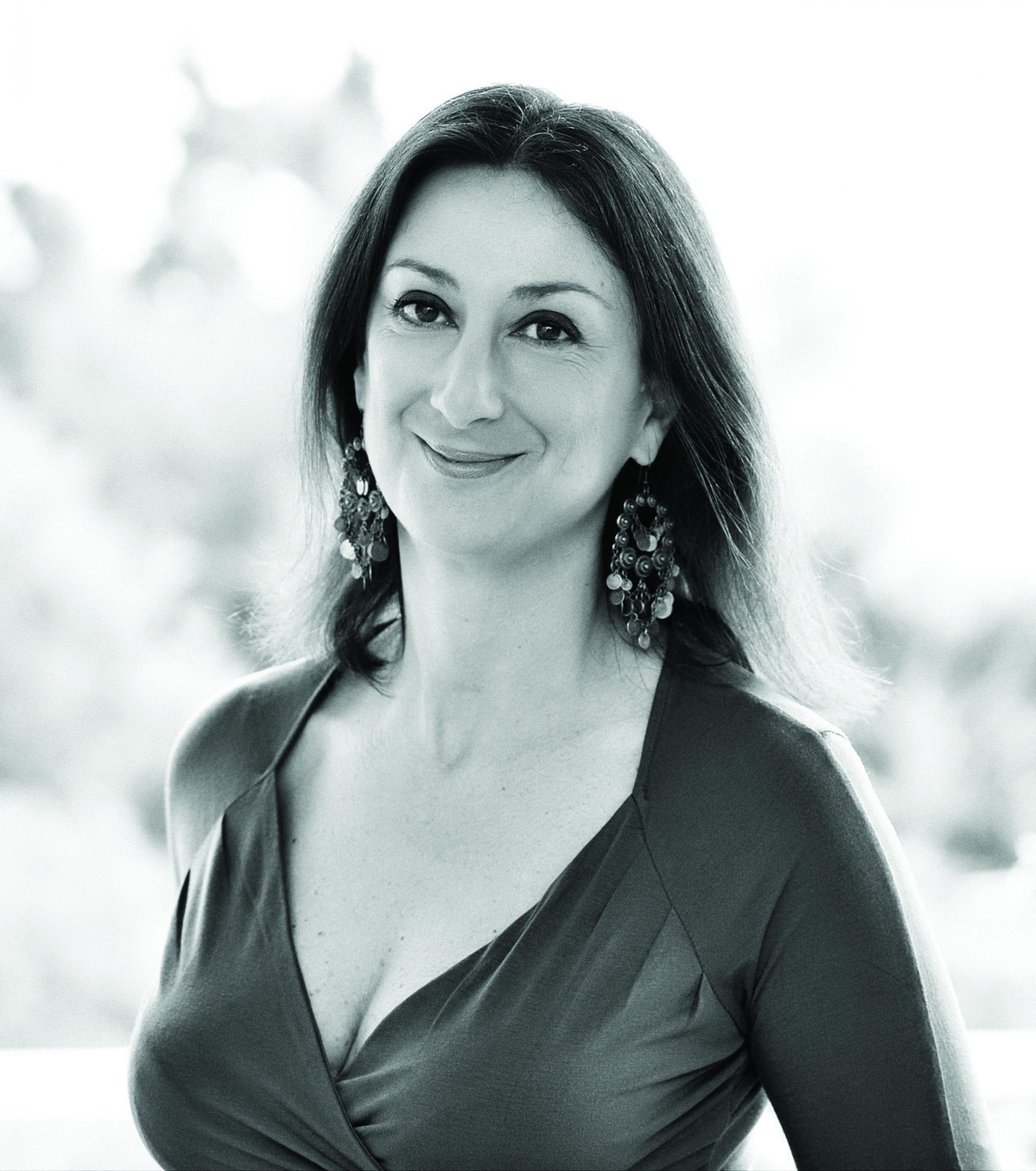 Schwarz/weiß Portrait der Journalistin Daphne Caruana Galizia (1964–2017)