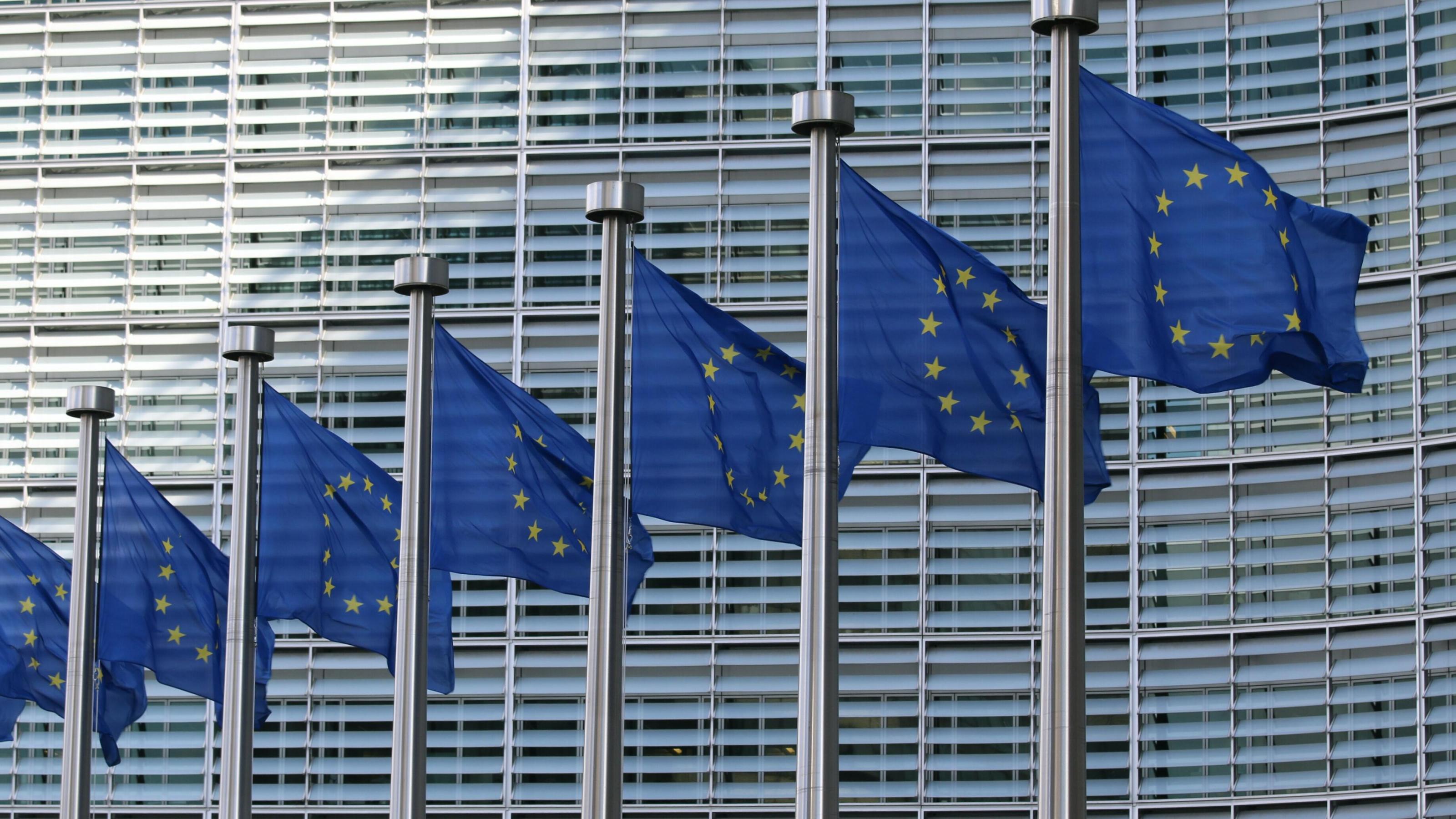 Flaggen der Europäischen Union vor dem Berlaymont-Gebäude in Brüssel.