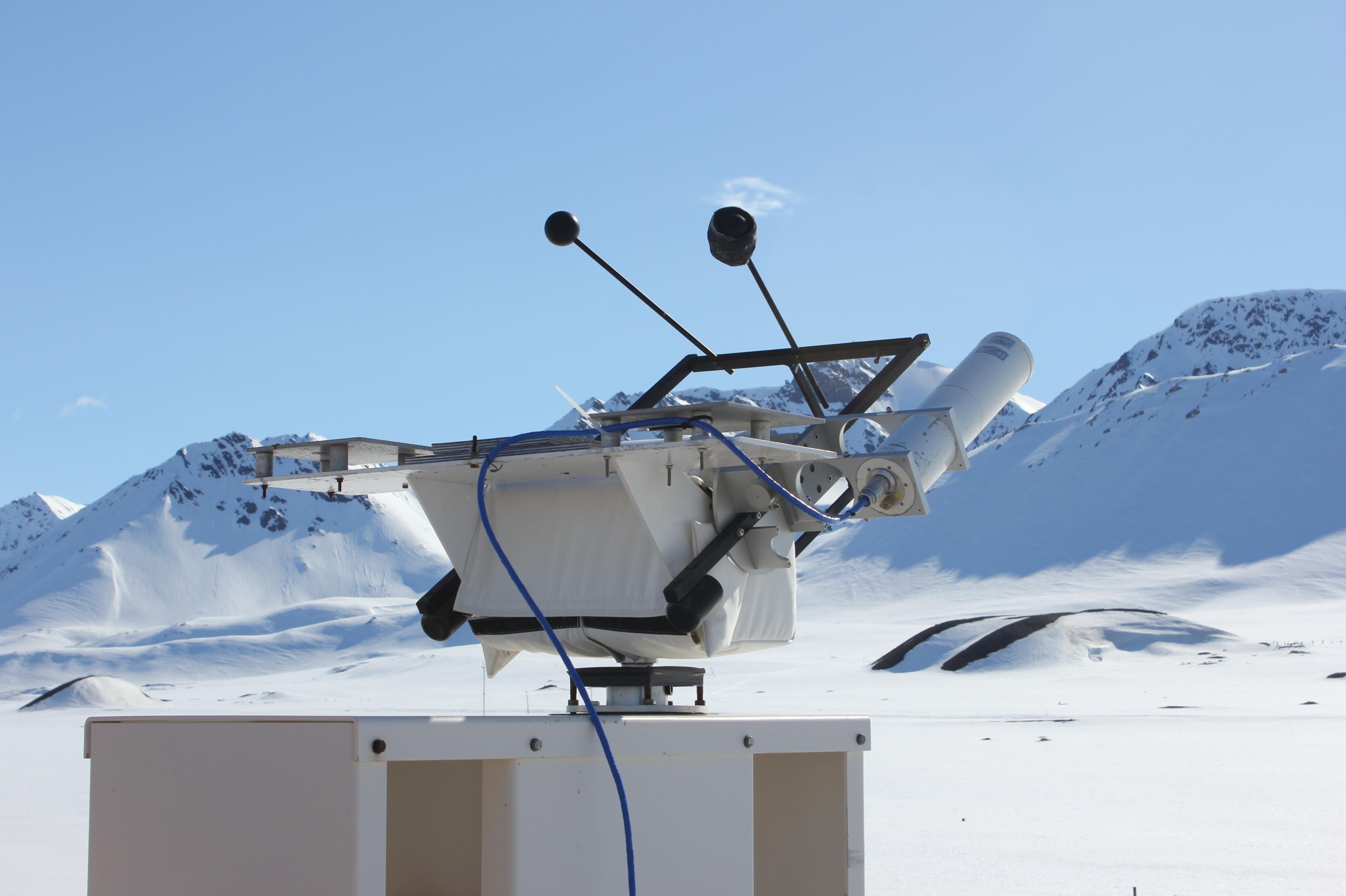 Mehrere Messgeräte auf dem Dach der deutschen Forschungsstation auf Spitzbergen