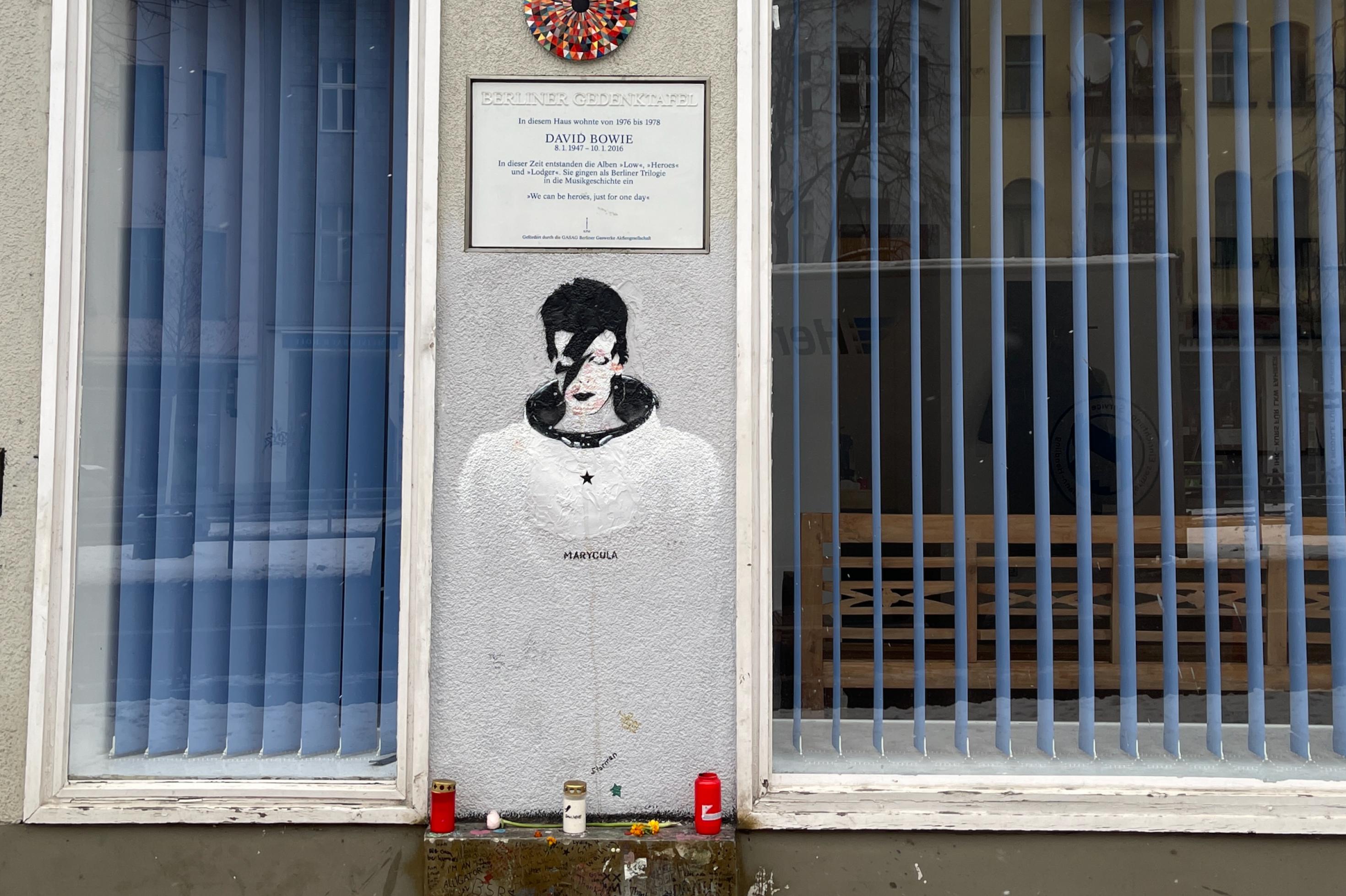 Gedenktafel für David Bowie an einem Haus.