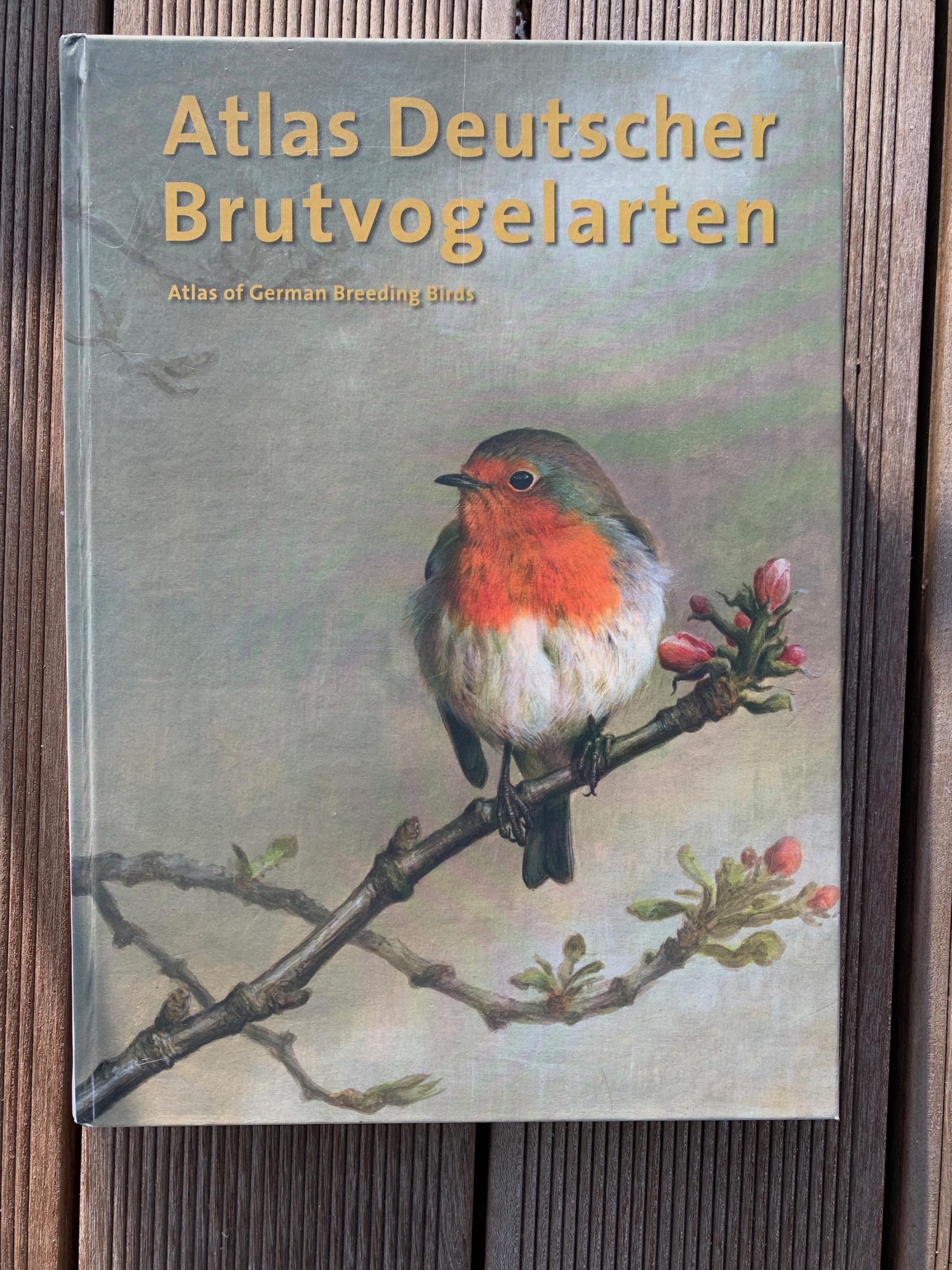 Auf der Titelseite des „Atlas deutscher Brutvogelarten“ ist ein Rotkehlchen abgebildet.