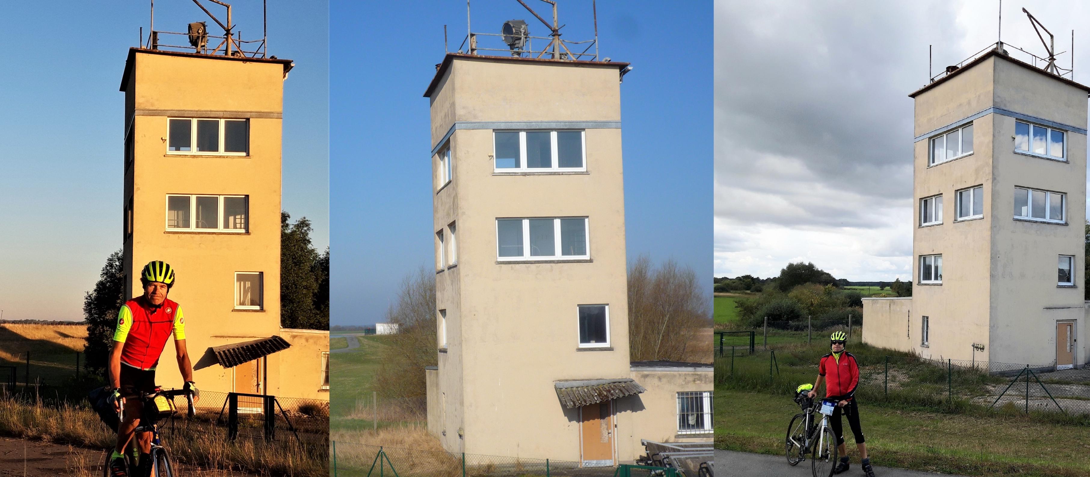 Das zusammenmontierte Tryptichon zeigt denselben eckigen, dreistöckigen Grenzturm zu unterschiedlichen Tages- und Jahreszeiten, erkennbar am Buschwerk drumherum. Auf zwei der drei Aufnahmen ist der Reporter mit seinem Fahrrad zu sehen.