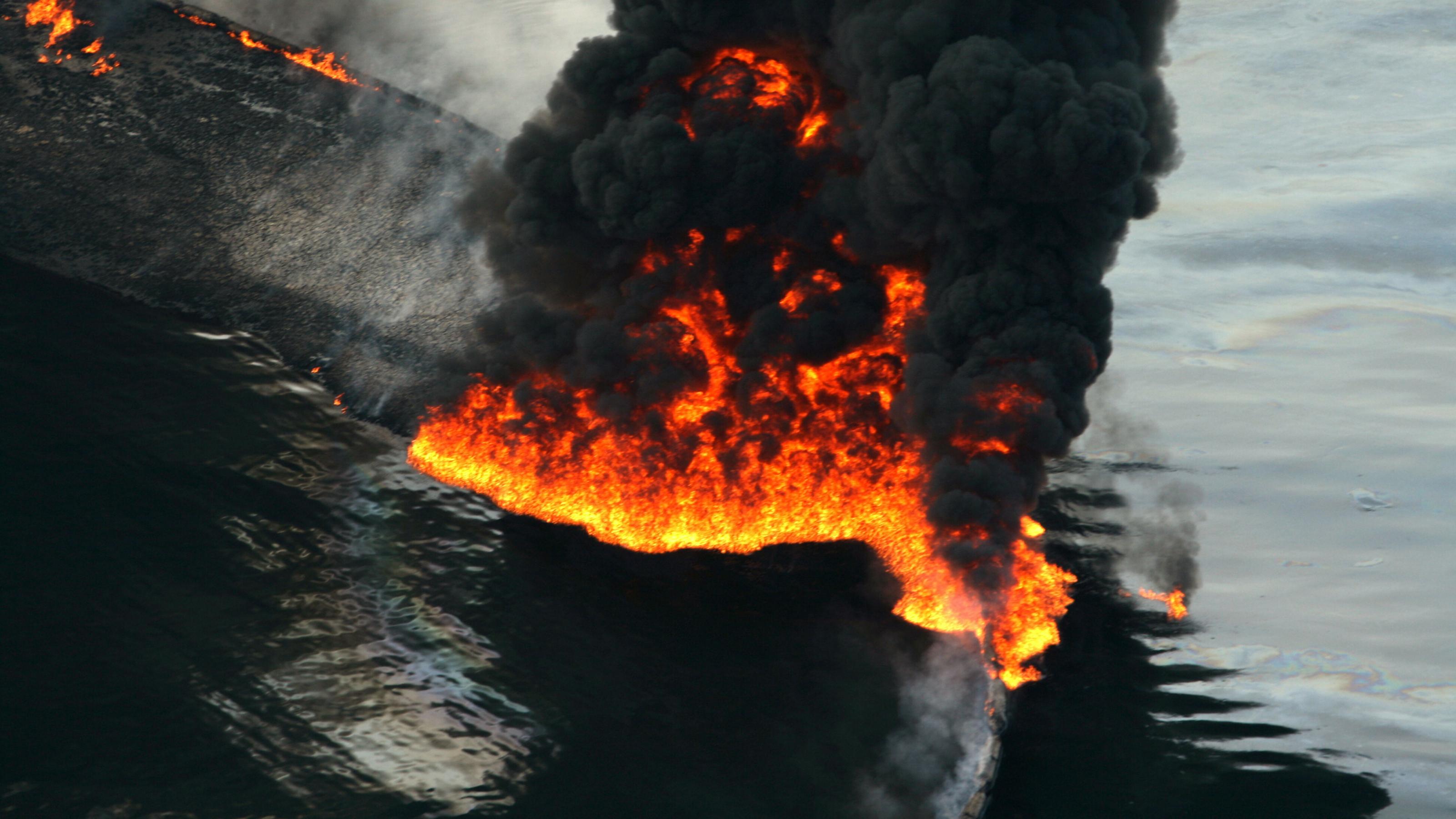 Nach der Explosion der Deepwater Horizon brennt ausgelaufenes Öl im Golf von Mexiko
