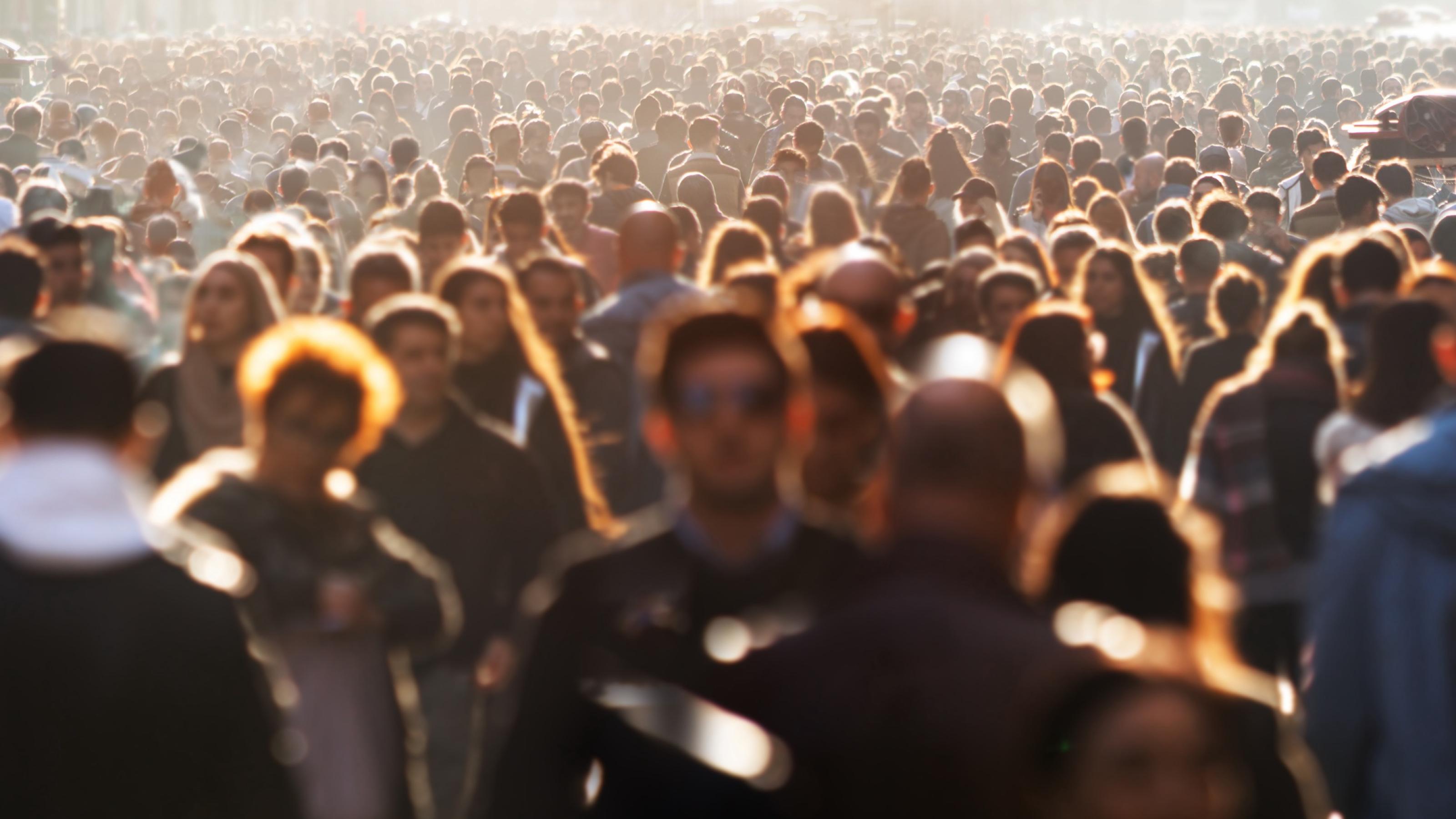 Eine große Menschenmenge im Sonnenlicht