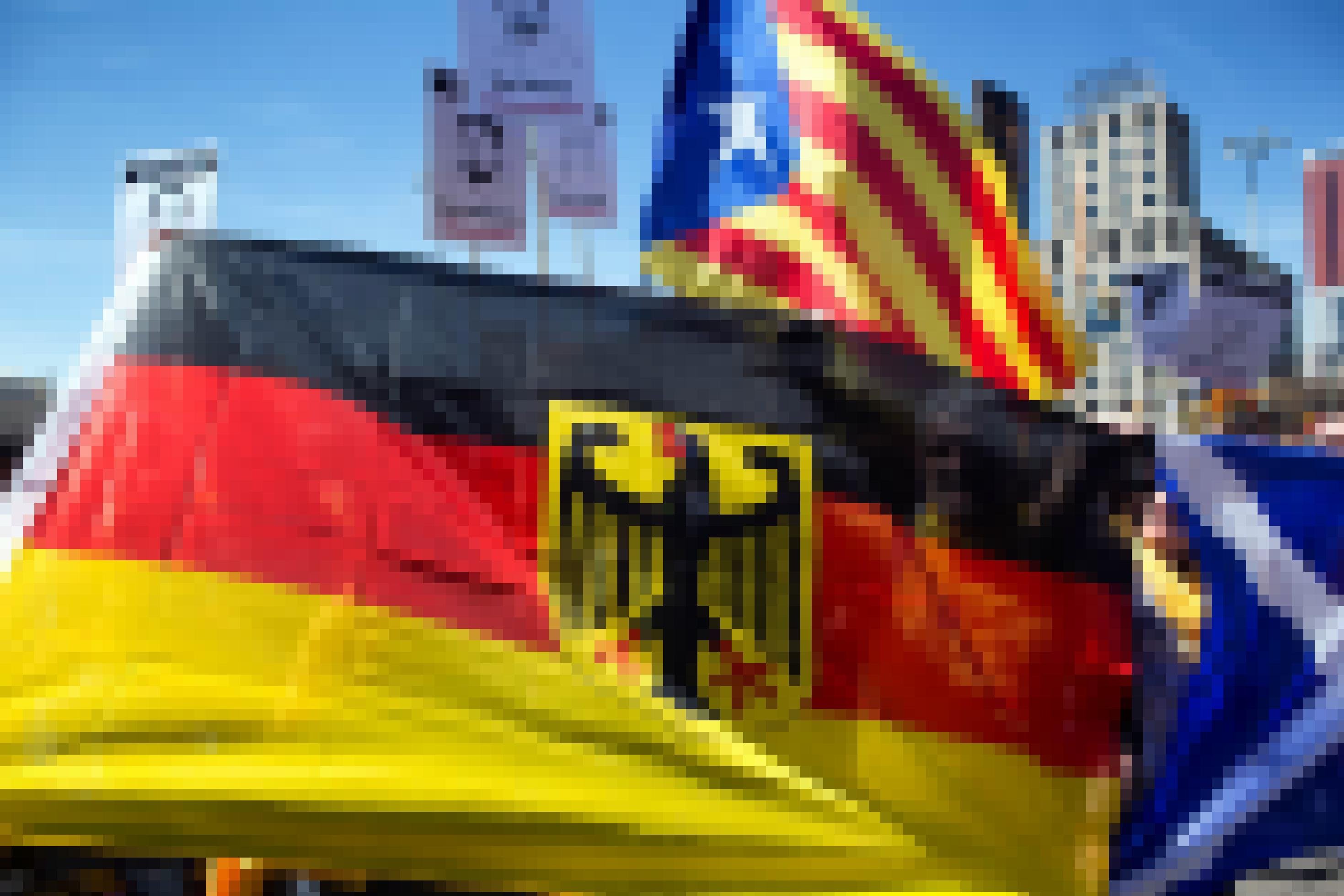 Deutsche Flagge bei einer Demonstration in Barcelona gegen die Politik der Zentralregierung in Spanien.