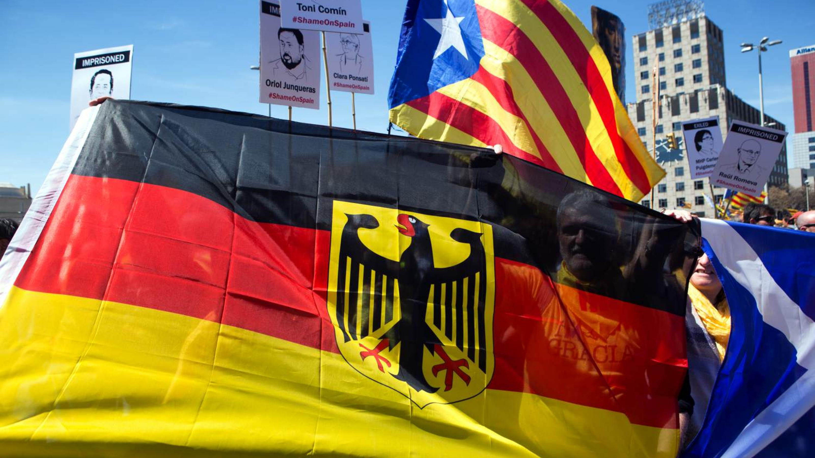 Deutsche Flagge bei einer Demonstration in Barcelona gegen die Politik der Zentralregierung in Spanien.