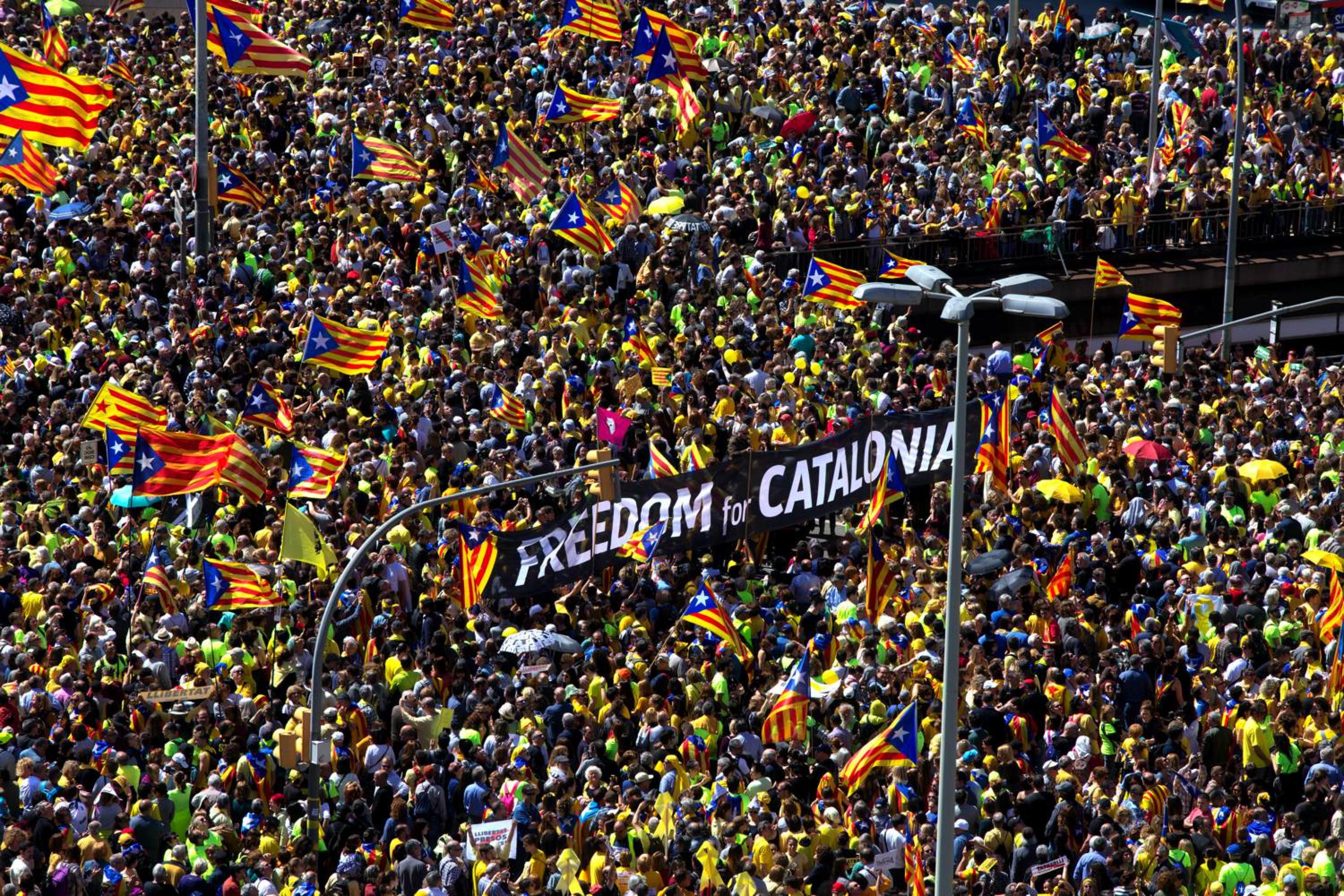 Menschen in einer Demonstrationen in Barcelona für die Unabhängigkeit von Spanien, gesehen von oben