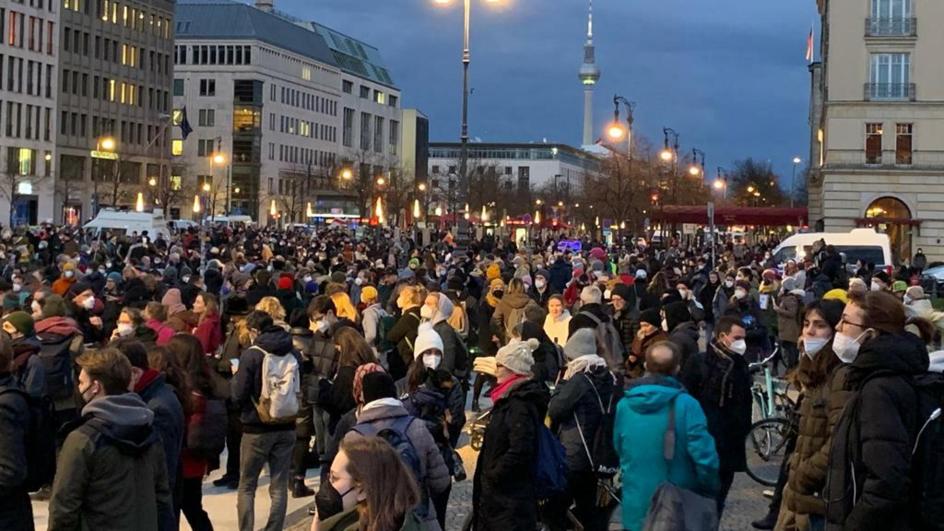 Demonstranten haben sich bei Einbruch der Nacht in Berlin versammelt, um gegen die russische Invasion zu demonstrieren