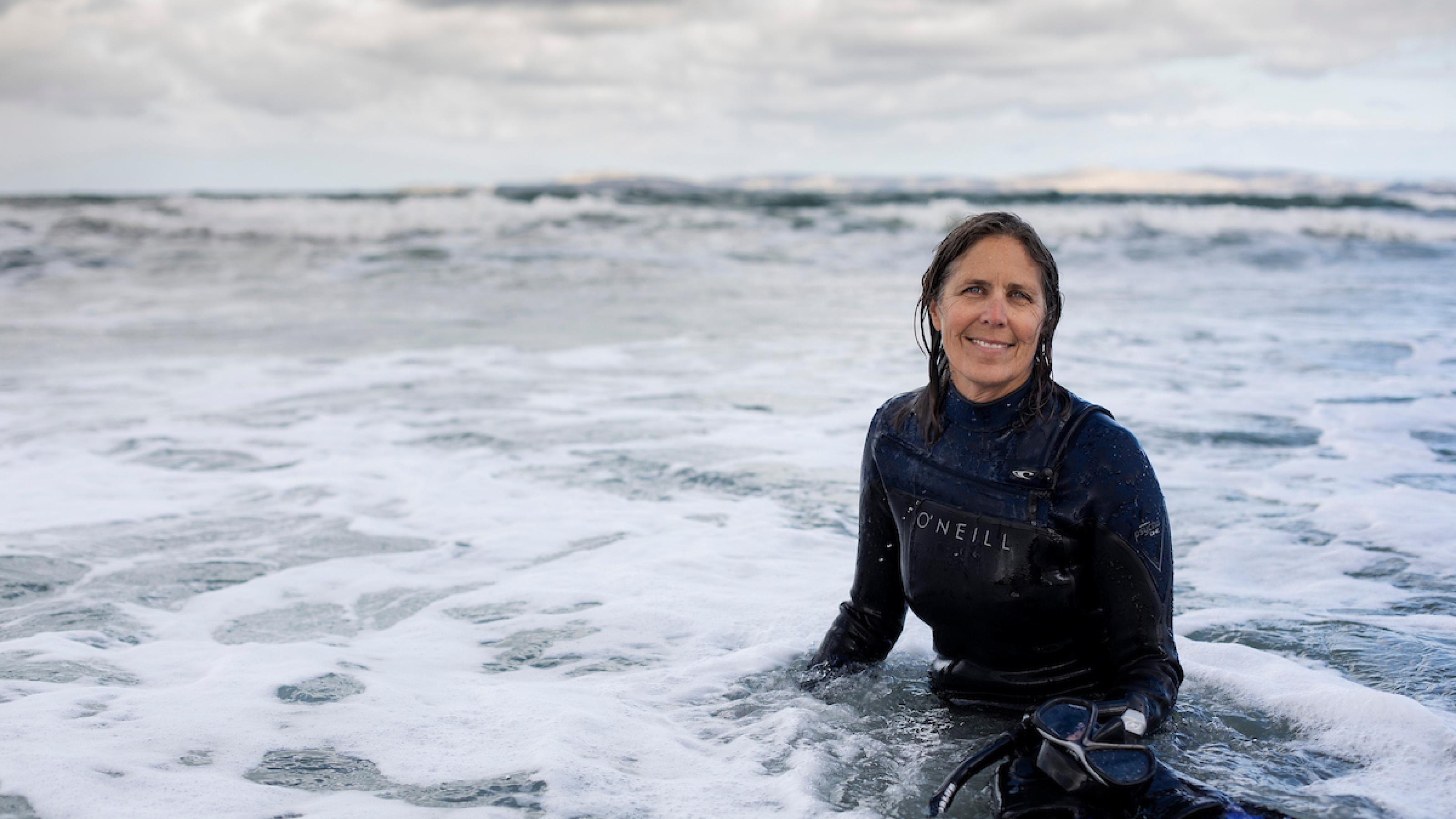 Denise Hardesty, Forscherin bei Australiens Wissenschaftsbehörde CSIRO steigt im Neoprenanzug aus den Wellen in Dodges Ferry in der Nähe von Tasmaniens Hauptstadt Hobart. Sie hat Maske und Schnorchel in der Hand.