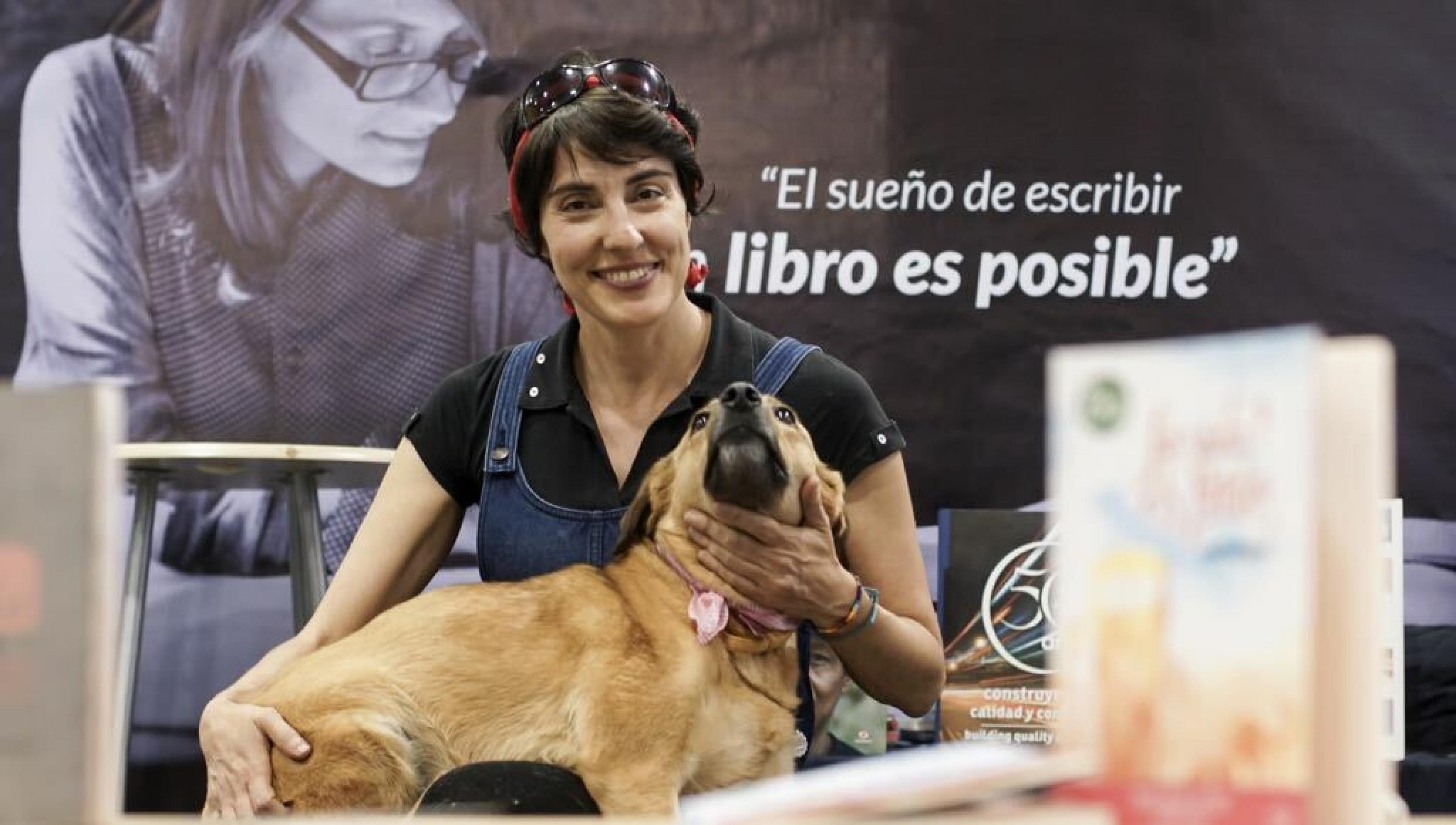 „Der Traum, ein Buch zu schreiben, ist möglich“, steht hinter den Autorinnen Linda Guacharaca und Yamila Fakhouri auf der Buchmesse in Bogotá.