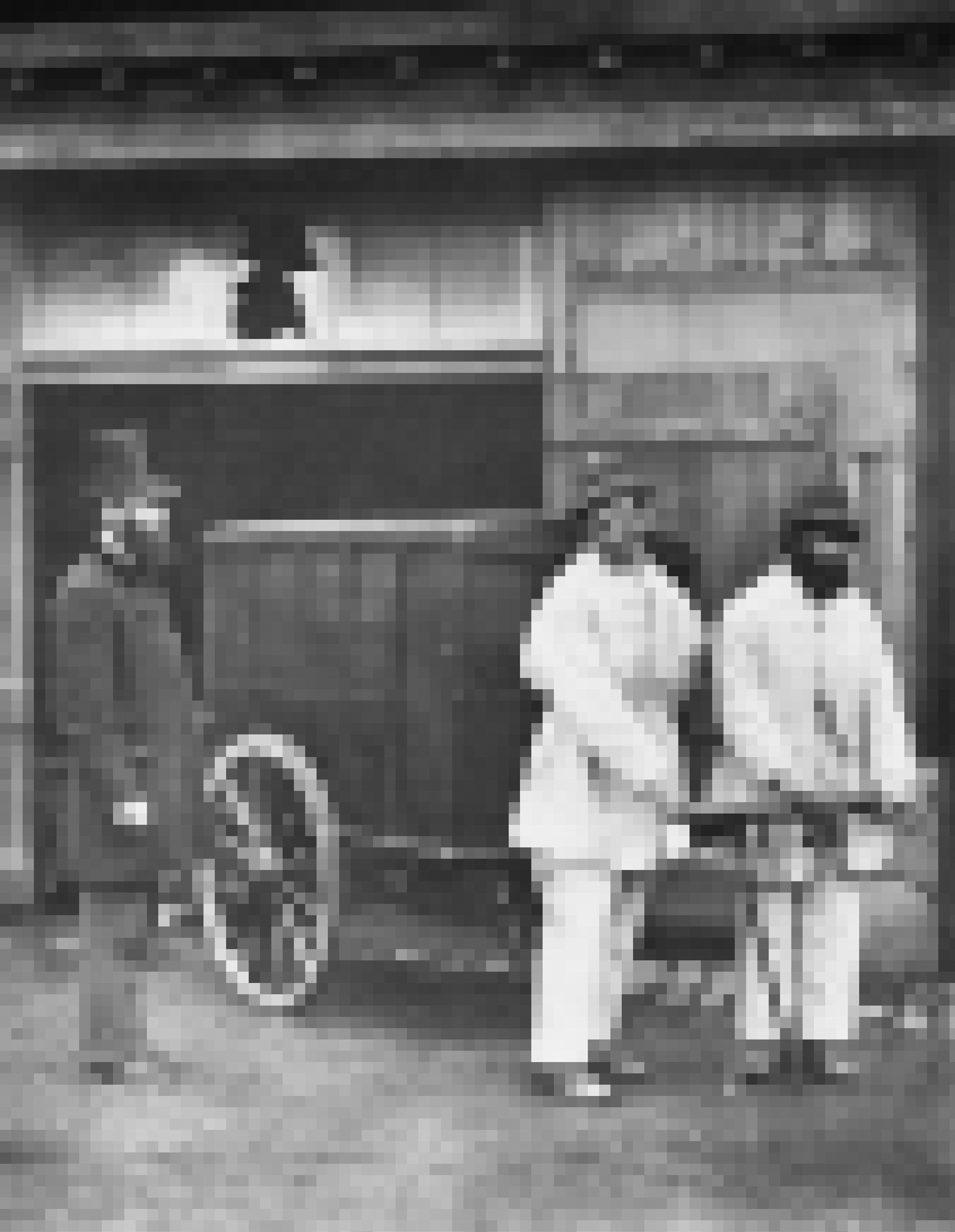 Historisches Foto aus dem Jahr 1877; zwei Männer in weißer Kleidung ziehen einen Handkarren mit Desinfektionsmittel durch die Straßen Londons. Ein bärtiger Mann mit Zylinder und dunkler Kleidung steht daneben.