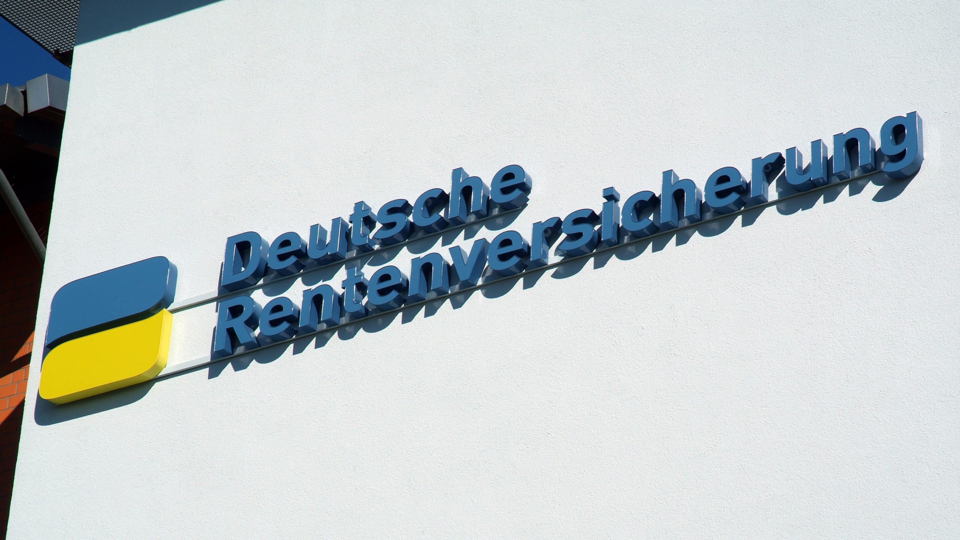 Logo und Schriftzug der Deutschen Rentenversicherung Bund an einer Fassade.