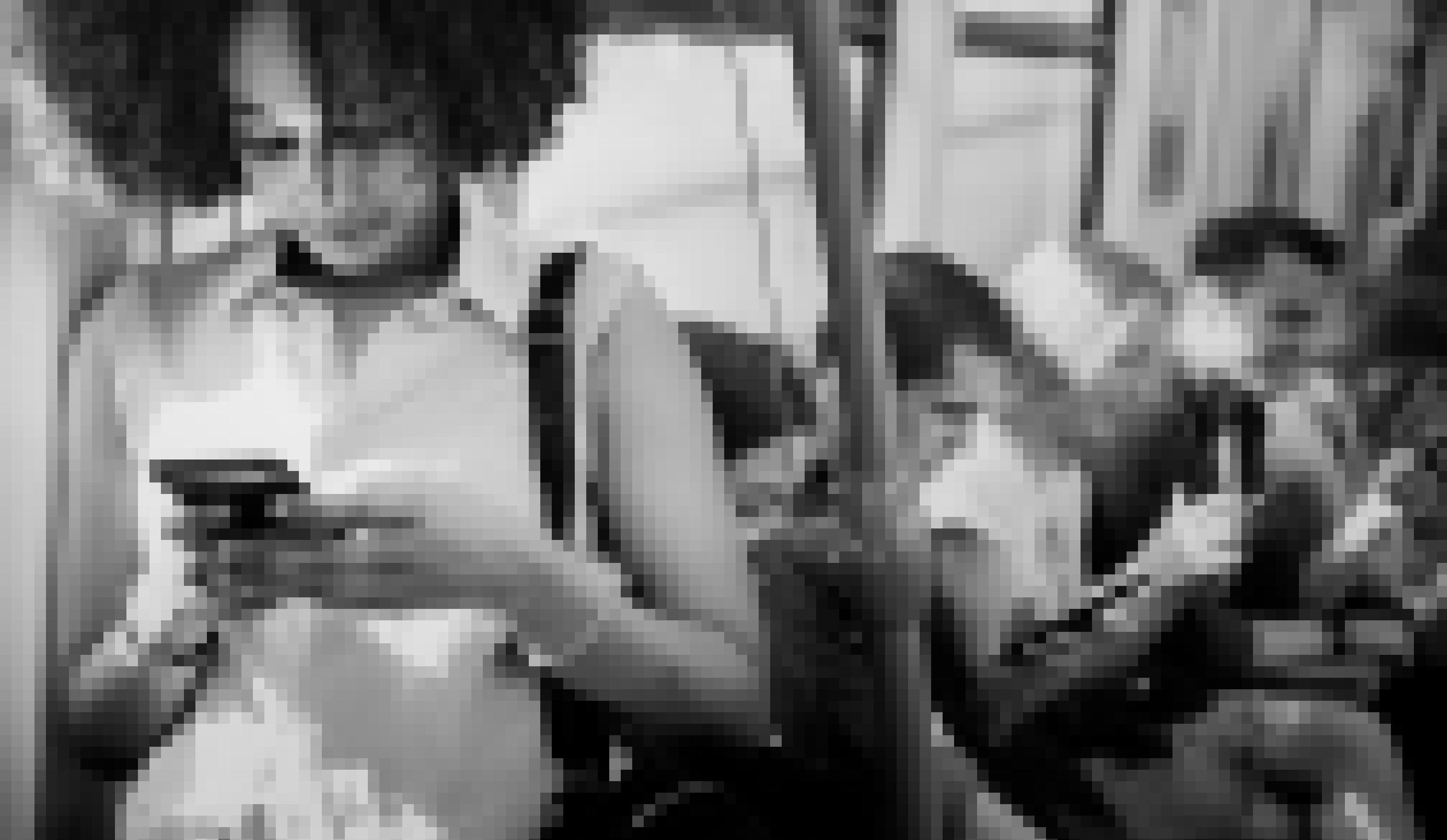 Junge Frau am Handy in der U-Bahn