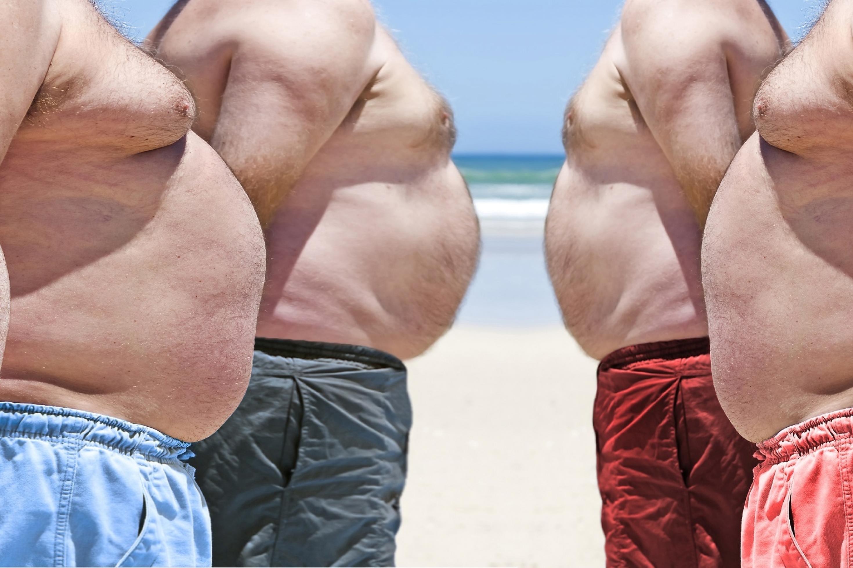 Fünf übergewichtige Männer am Strand. Es sind vor allem die auffälligen Bäuche zu sehen. Der Anblick ist durchaus ästhetisch.