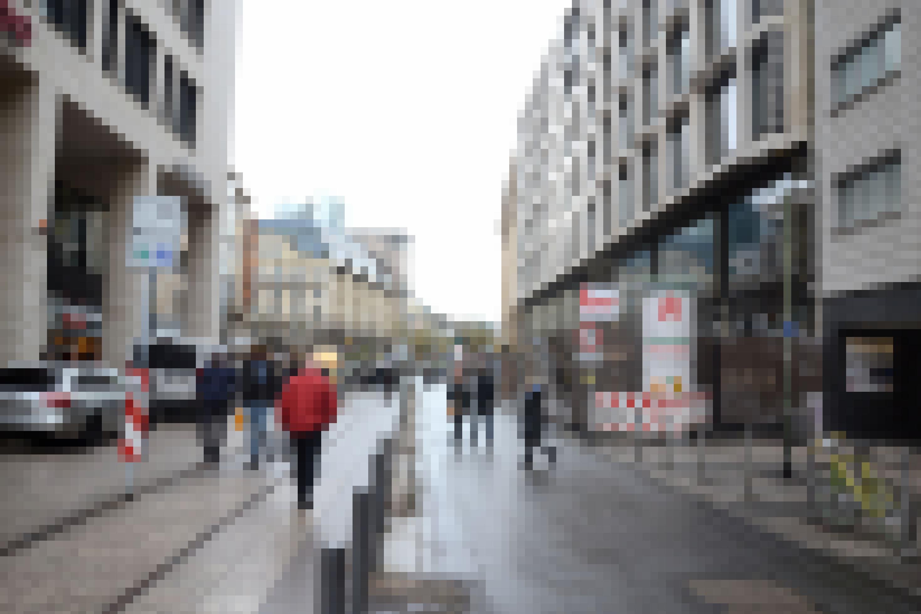 Die Biebergasse ist Teil der Tempo-20-Zone in Frankfurt. Dort gibt es schon jetzt nur eine Fahrspur, viele Fußgänger kreuzen die Straße. Schnell fahren kann man hier nicht.