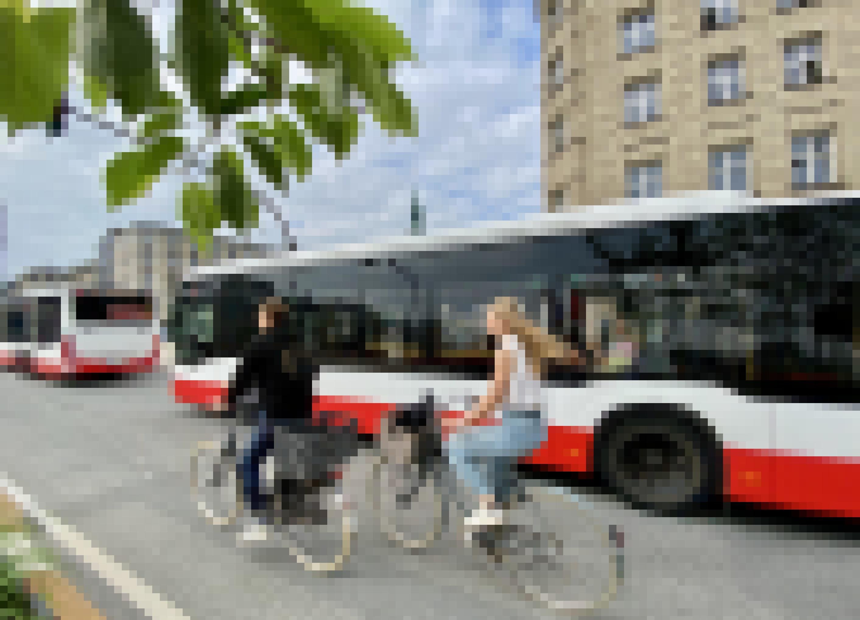 Zwei Radfahrer fahren neben einem Bus