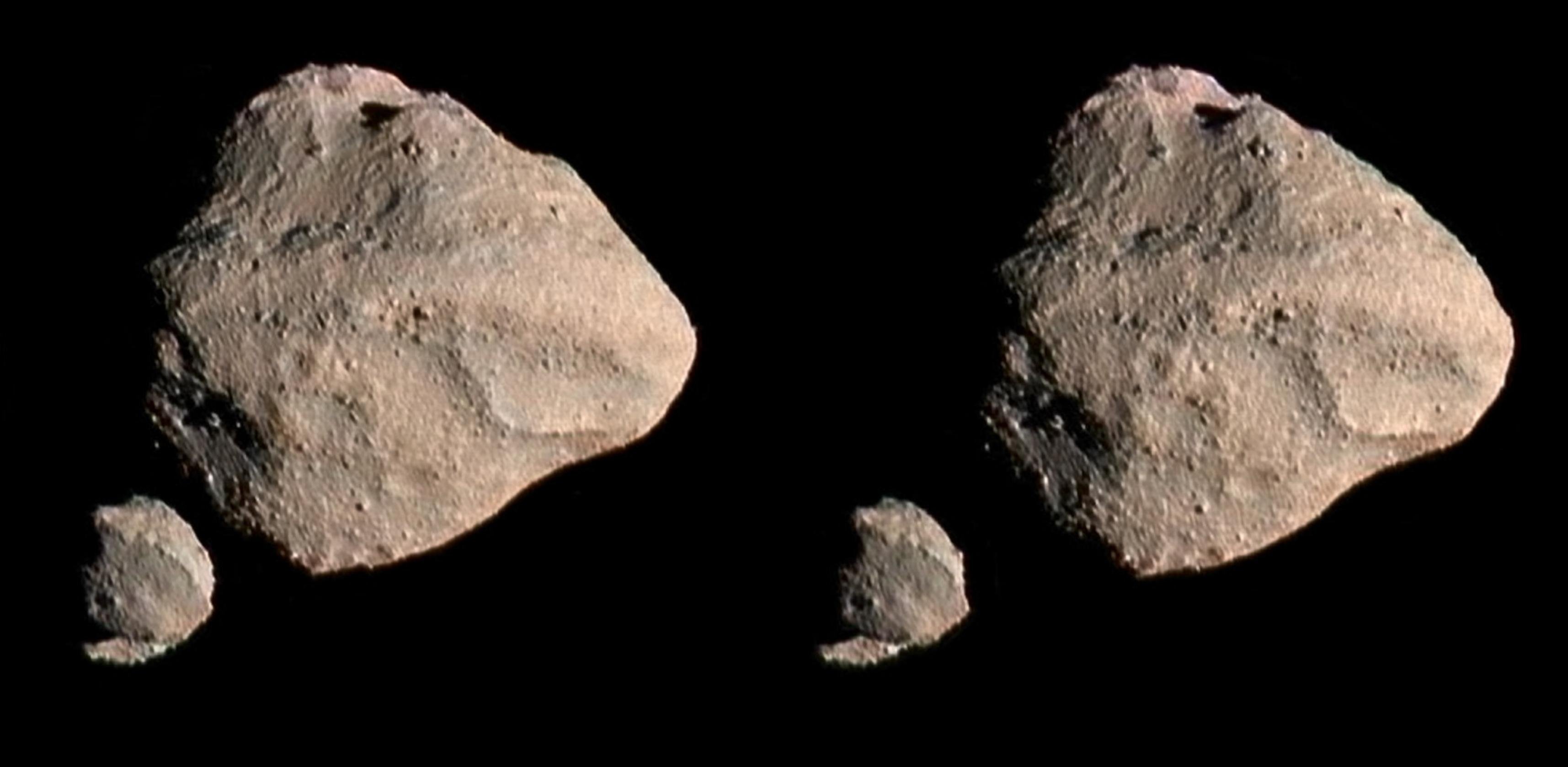 Podwójne zdjęcie asteroidy w kształcie ziemniaka z małym księżycem na tle czerni kosmosu.  Aby doświadczyć wrażenia przestrzennego, patrzy się na obraz albo w widoku stereoskopowym, albo z okiem skupionym na nieskończoności, tak że lewe oko postrzega lewy obraz częściowy, a prawe oko postrzega prawy obraz częściowy.