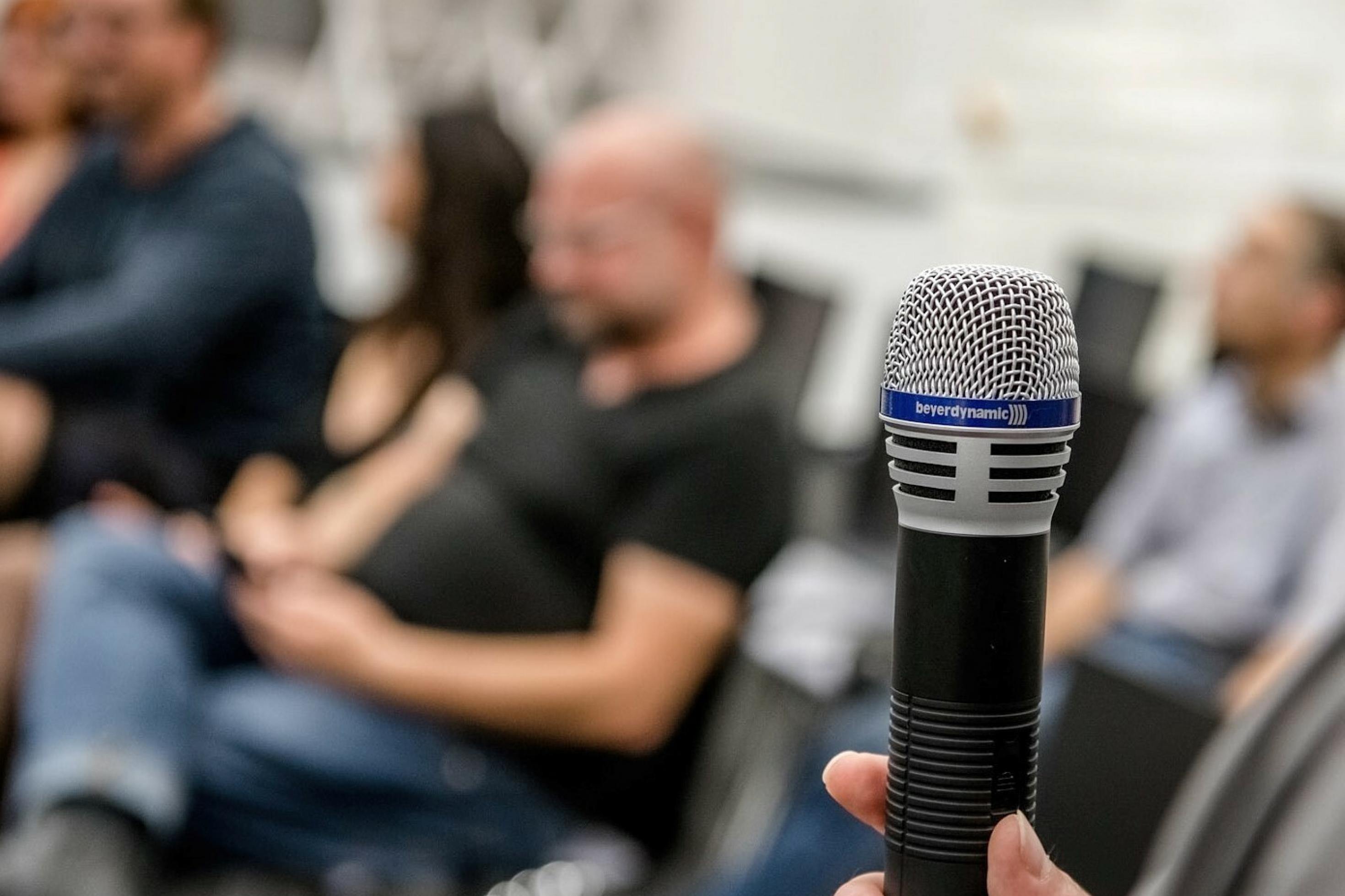 Mikrofon mitten im Publikum: Beim Bürgerdialog dürfen alle mitreden.